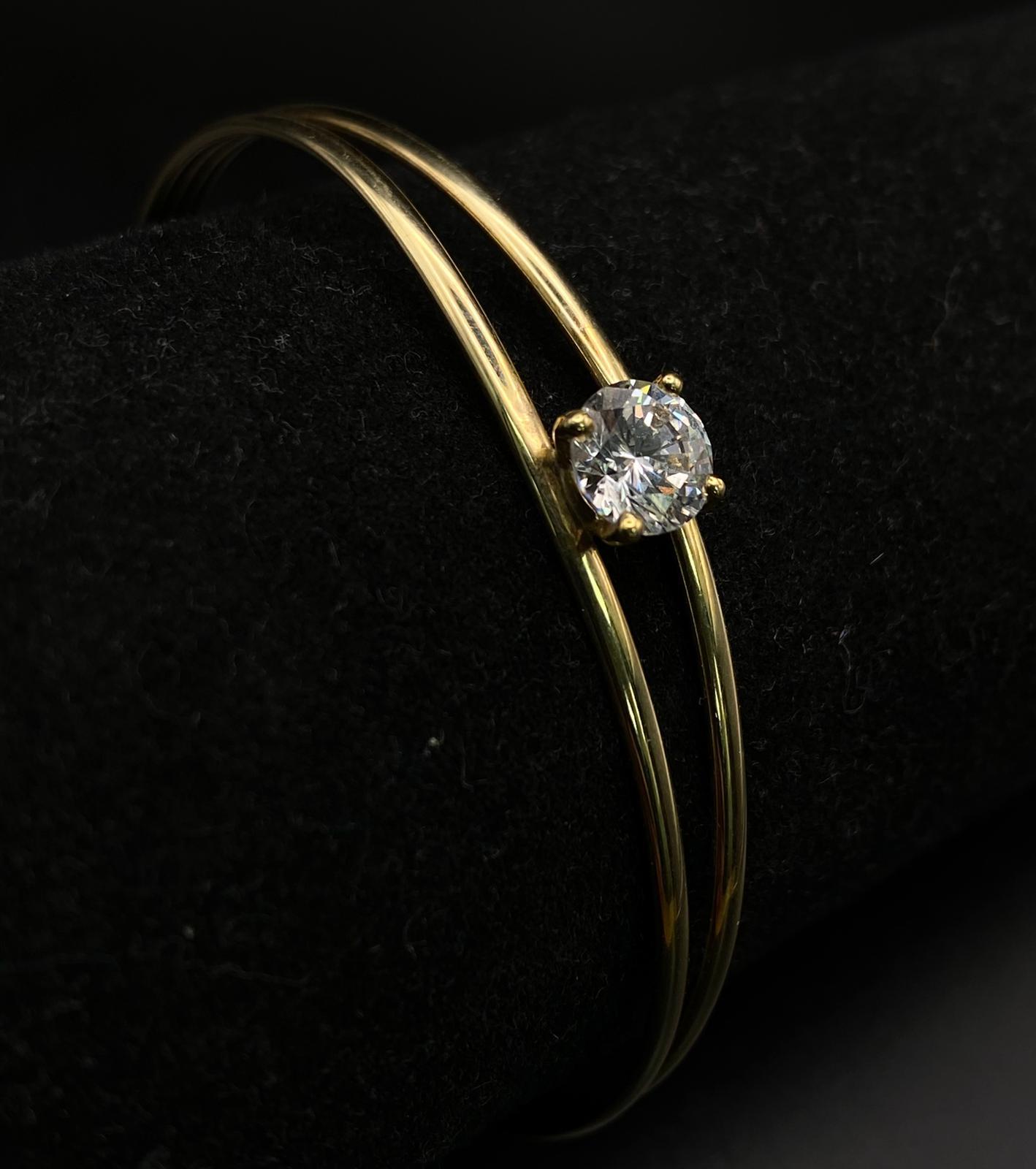 A PRETTY TWIN BAND BANGLE WITH LARGE ZIRCONIA CENTRAL STONE . 4.2gms - Image 2 of 4
