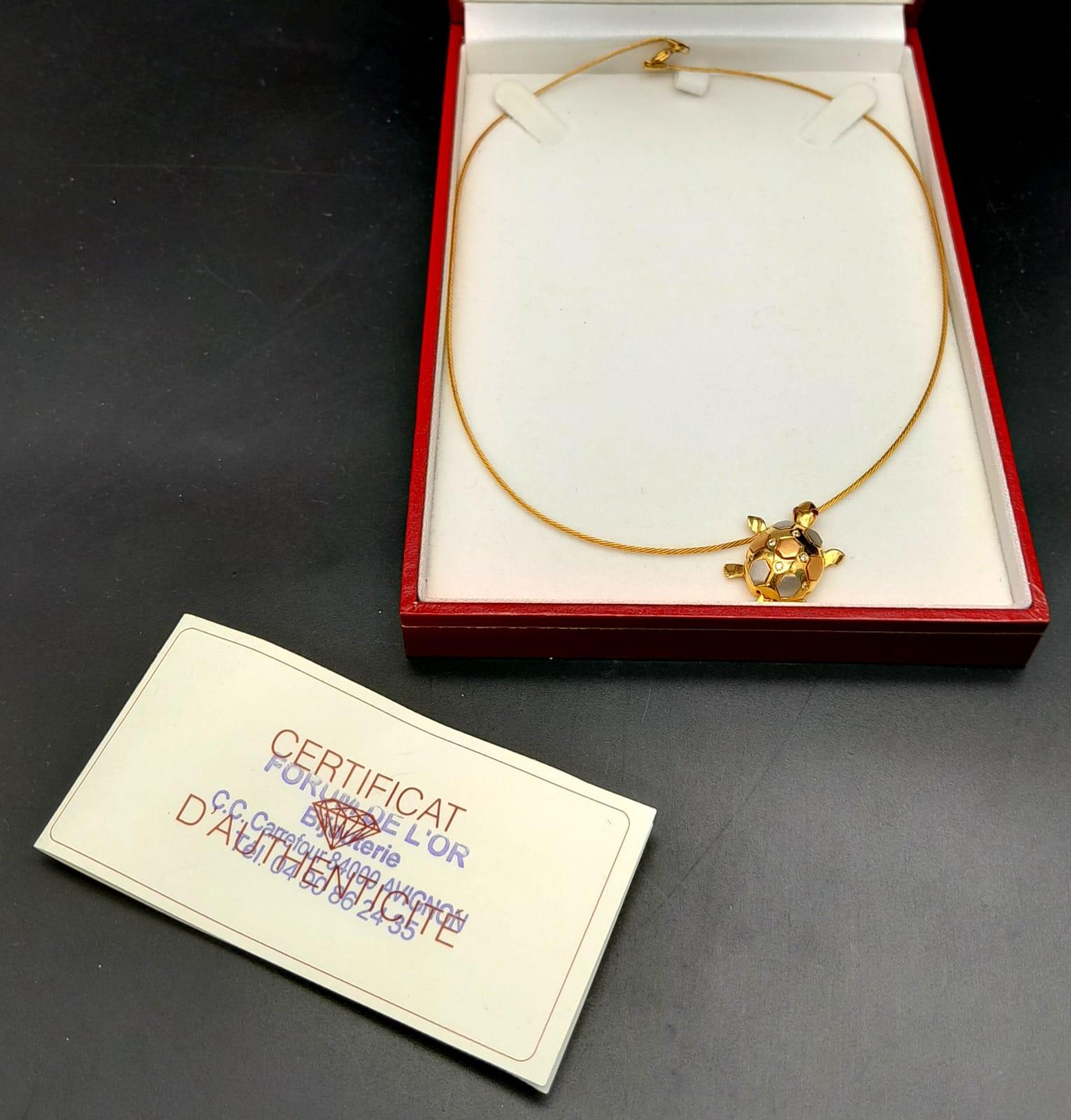 An elegant 18 K yellow gold necklace consisting of a wire rope with a three coloured tortoise - Image 4 of 11