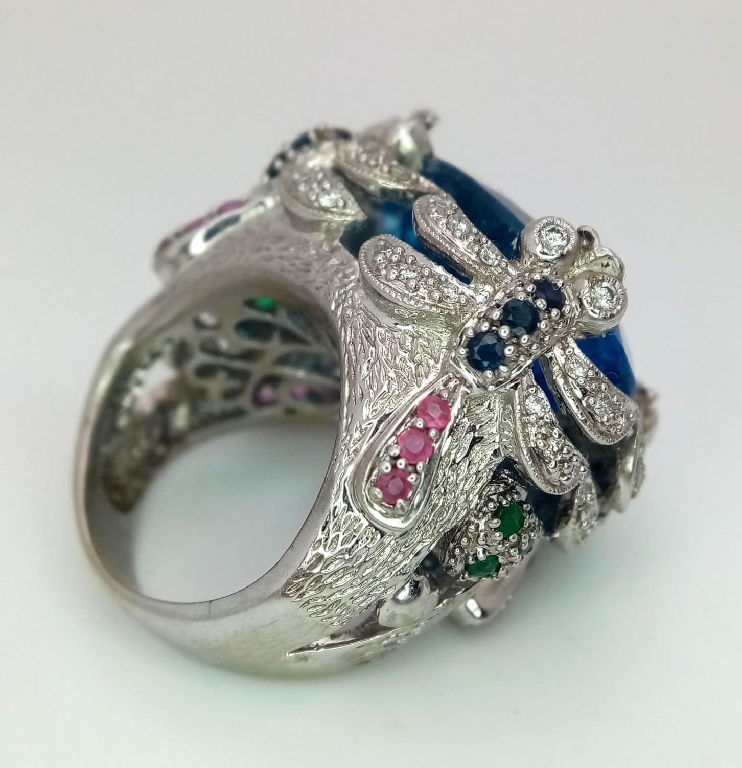An 18kt White Gold Exquisite Fancy Cocktail Ring Set with Diamonds, Rubies, Sapphires & Emeralds - Image 4 of 10