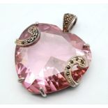 A SILVER HEART SHAPED PINK STONE PENDANT WITH MARQUISITE DECORATION SETTING, WEIGHT 27G, 4X3CM