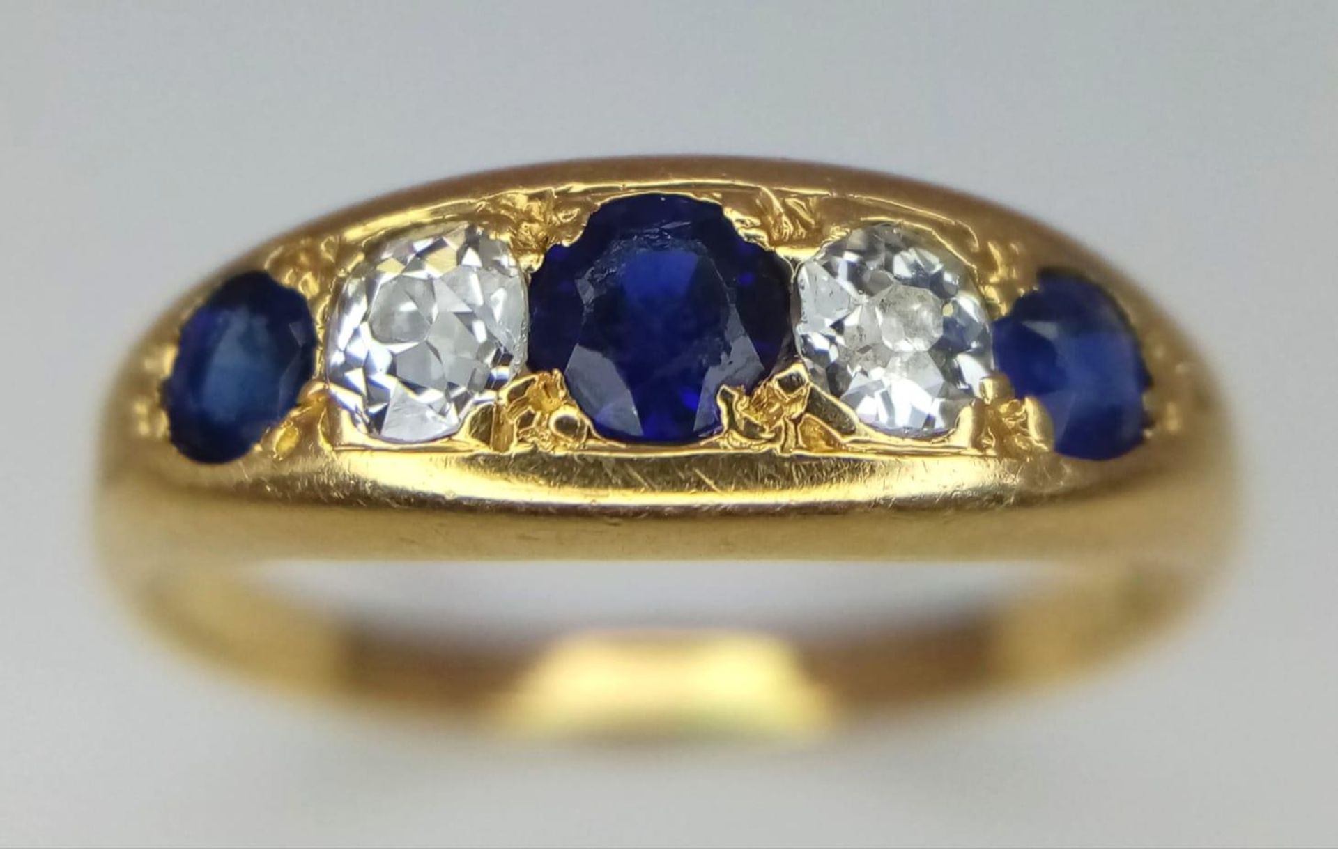 A Vintage 18K Yellow Gold Diamond and Sapphire Five-Stone Ring. Size M. 3.3g total weight. - Bild 2 aus 4