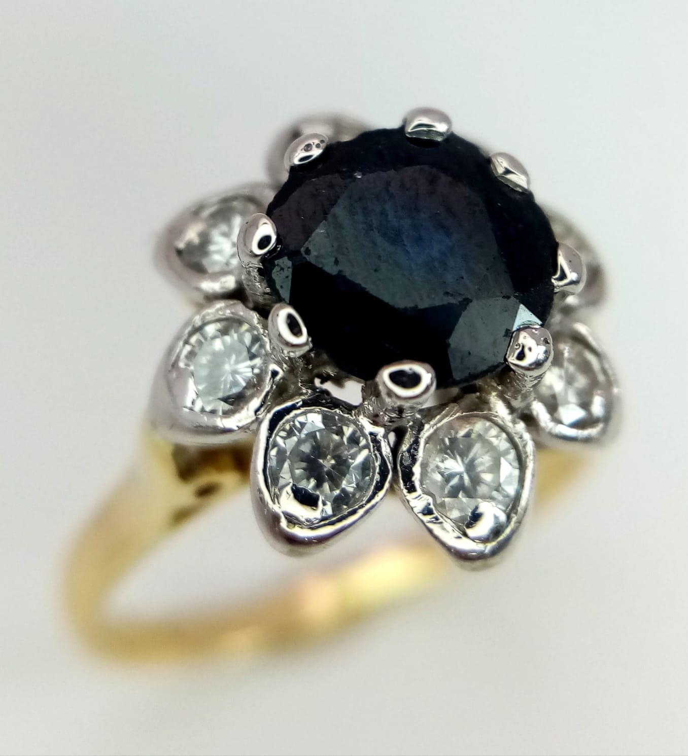 A BEAUTIFUL 18K YELLOW GOLD DIAMOND & SAPHIRE CLUSTER RING, WITH APPROX 0.30CT SAPPHIRE CENTRE AND - Image 2 of 5