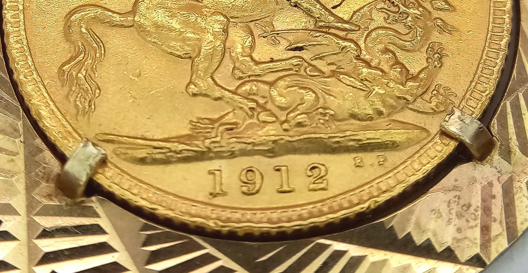 A 22K GOLD GEORGE V SOVEREIGN DATED 1912 SET IN A 9K GOLD CIRCULAR DISC WITH GEOMETRIC DESIGN AND ON - Image 3 of 4