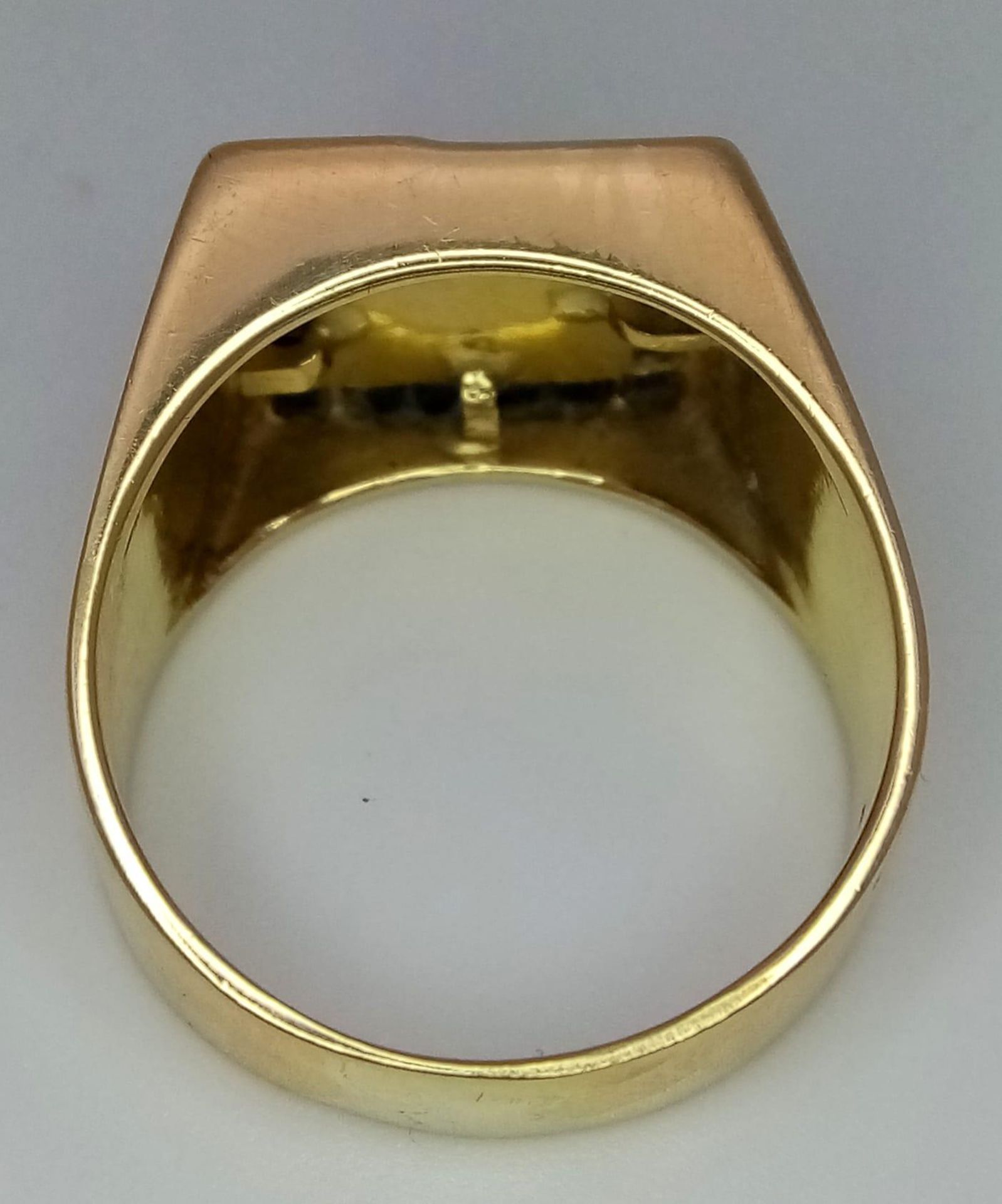 A gents, 18 K yellow gold cygnet ring with square cut blue sapphires and diamonds, size: W, - Bild 6 aus 7