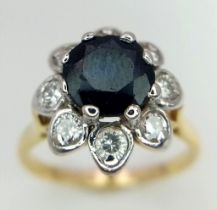A BEAUTIFUL 18K YELLOW GOLD DIAMOND & SAPHIRE CLUSTER RING, WITH APPROX 0.30CT SAPPHIRE CENTRE AND