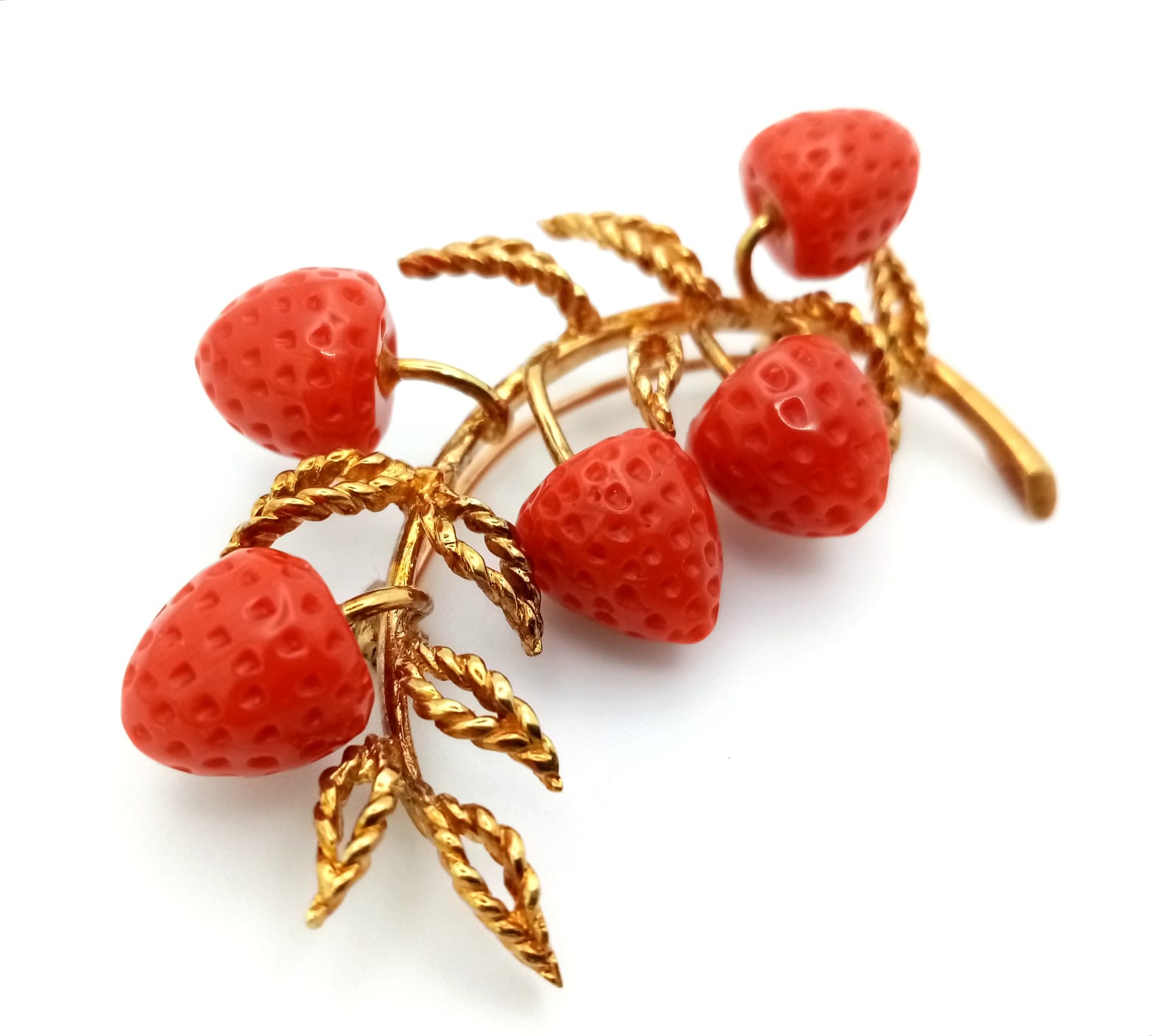 A vintage, 14 K yellow gold brooch with red coral strawberries. Length: 50 mm, weight: 15 g. 14249