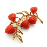 A vintage, 14 K yellow gold brooch with red coral strawberries. Length: 50 mm, weight: 15 g. 14249