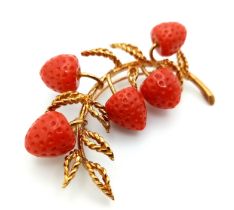 A vintage, 14 K yellow gold brooch with red coral strawberries. Length: 50 mm, weight: 15 g. 14249