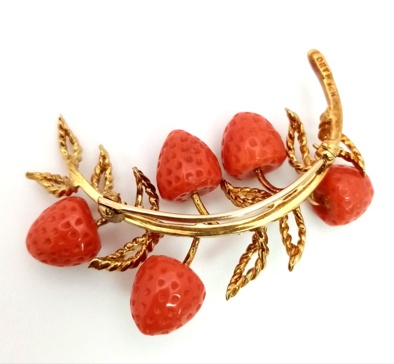 A vintage, 14 K yellow gold brooch with red coral strawberries. Length: 50 mm, weight: 15 g. 14249 - Image 2 of 4