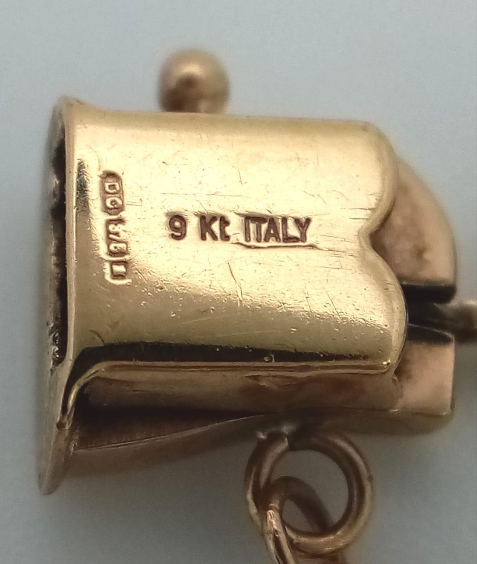 A VERY ATTRACTIVE ITALIAN DESIGNER 9K GOLD BRACELET WITH SAFETY CHAIN . 11.3gms - Bild 4 aus 4