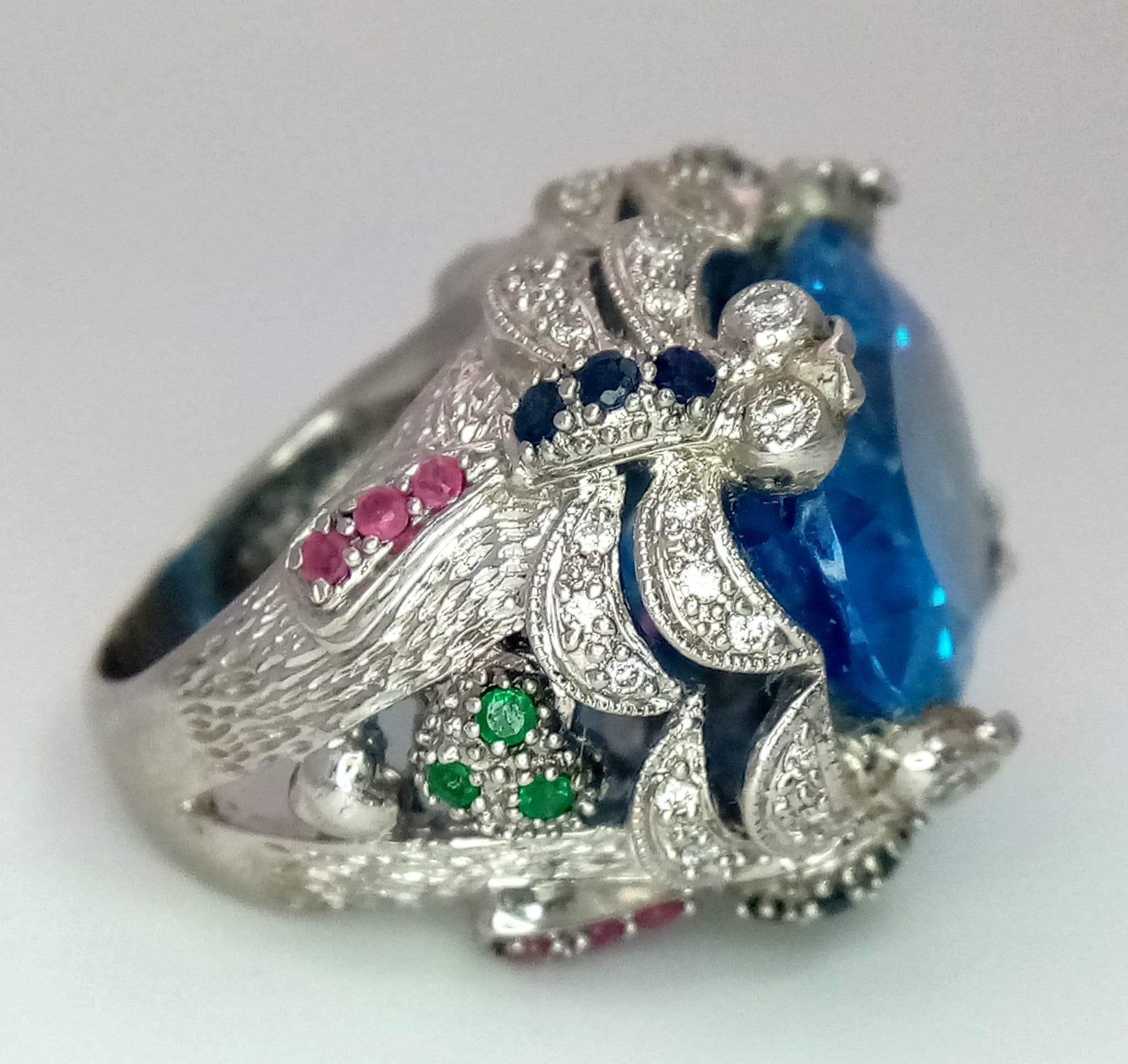 An 18kt White Gold Exquisite Fancy Cocktail Ring Set with Diamonds, Rubies, Sapphires & Emeralds - Image 5 of 10