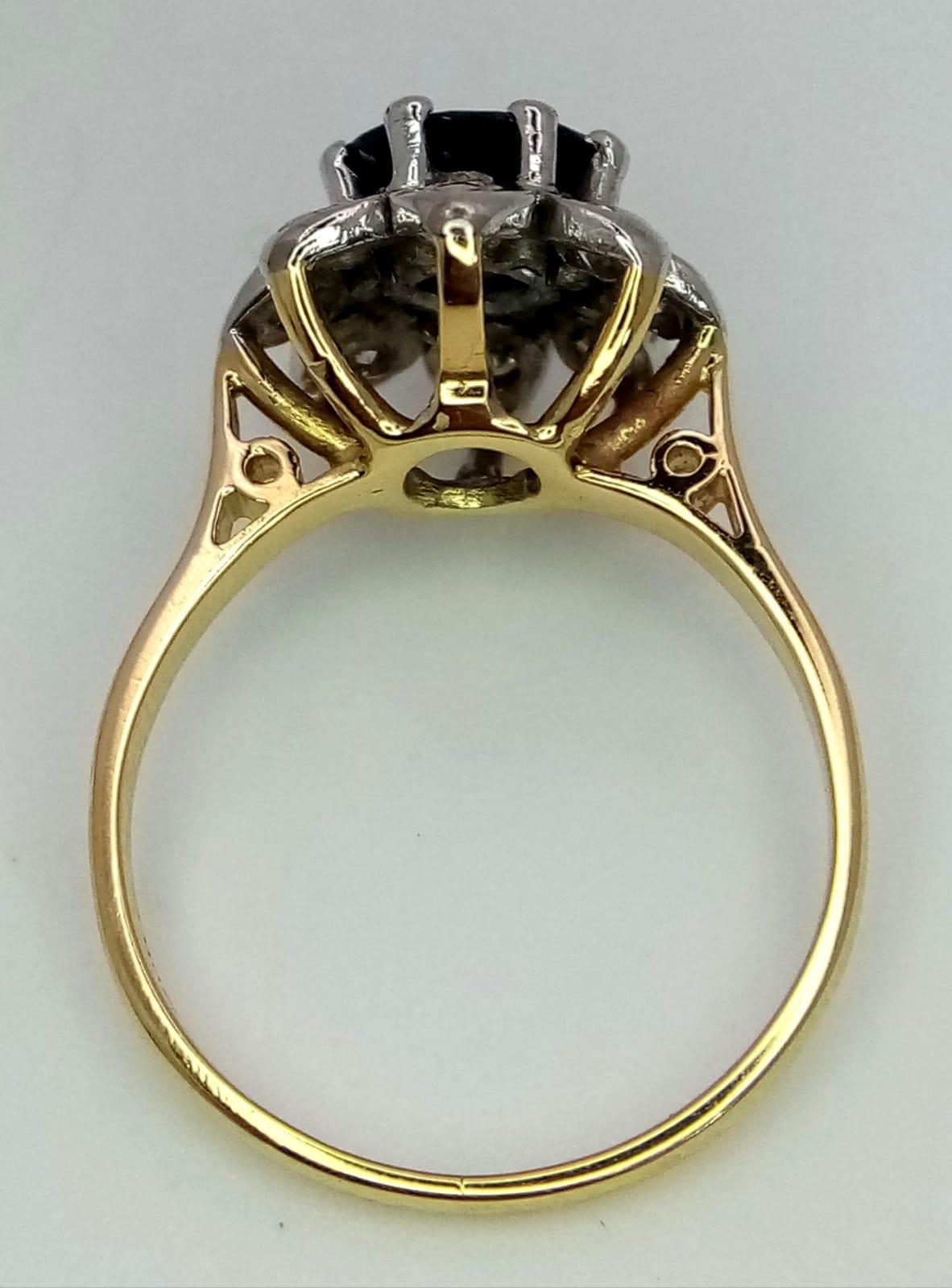 A BEAUTIFUL 18K YELLOW GOLD DIAMOND & SAPHIRE CLUSTER RING, WITH APPROX 0.30CT SAPPHIRE CENTRE AND - Image 3 of 5