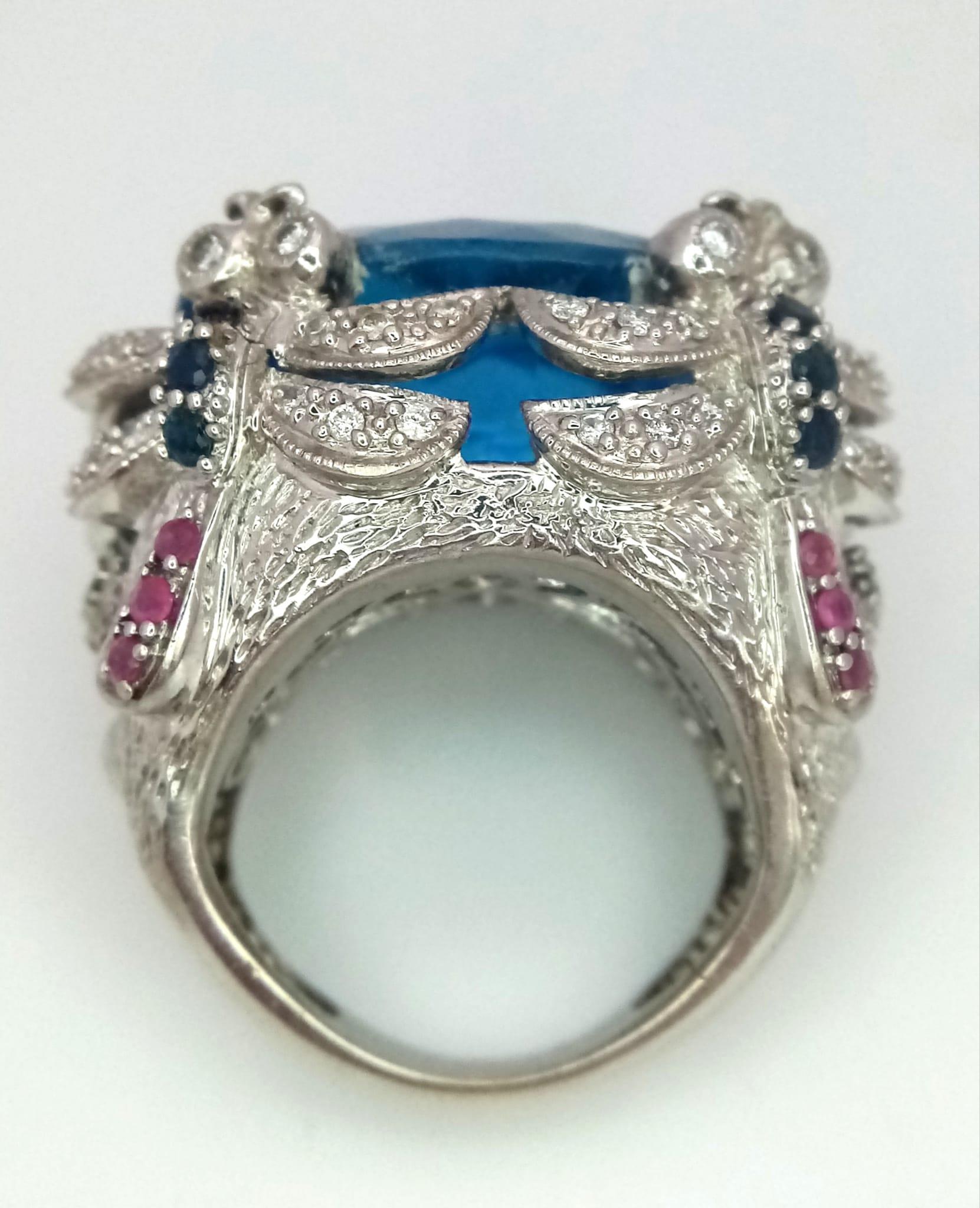 An 18kt White Gold Exquisite Fancy Cocktail Ring Set with Diamonds, Rubies, Sapphires & Emeralds - Image 10 of 10