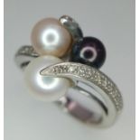 A LOVELY 9K WHITE GOLD DIAMOND & PEARL SET TWIST RING, WITH 3 COLOUR PEARLS DECORATING WITH DIAMONDS