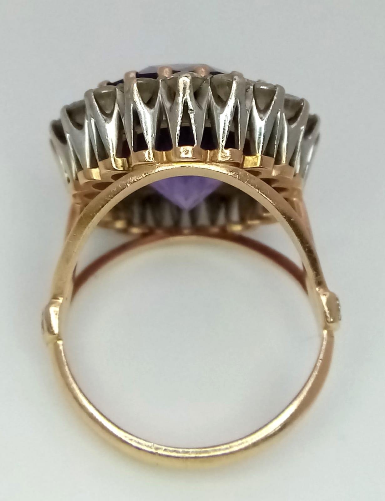 AN 18K YELLOW GOLD DIAMOND & PURPLE STONE ( BELIEVED TO BE AMETHYST ) COCKTAIL RING, WITH A LARGE - Image 4 of 6