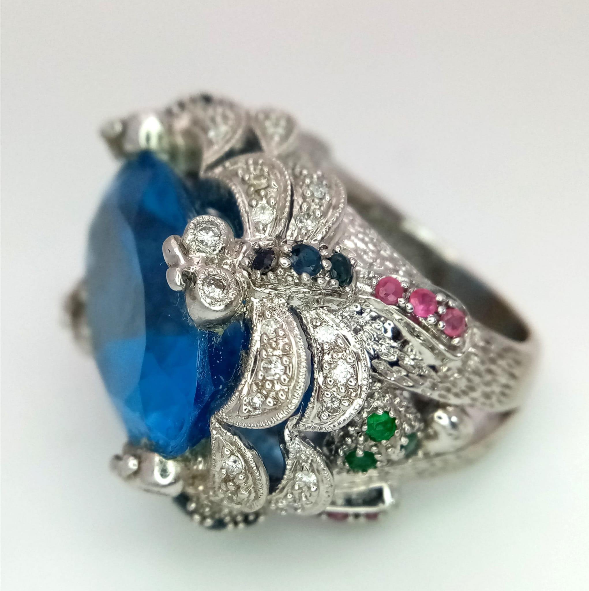 An 18kt White Gold Exquisite Fancy Cocktail Ring Set with Diamonds, Rubies, Sapphires & Emeralds - Image 6 of 10