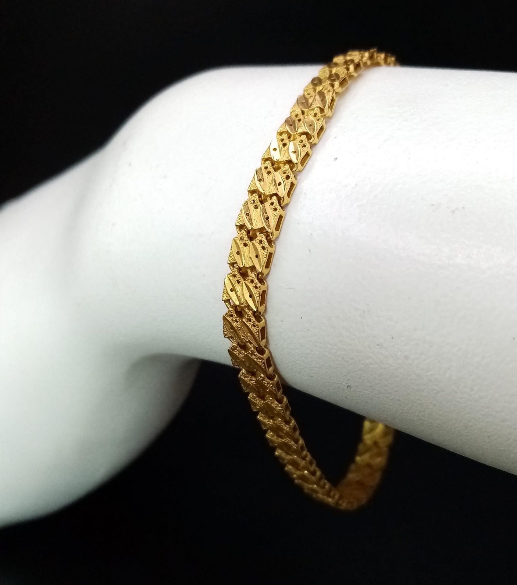 A 22K GOLD ASIAN STYLE BRACELET WITH HEART PENDANT . 11.2gms - Bild 3 aus 4