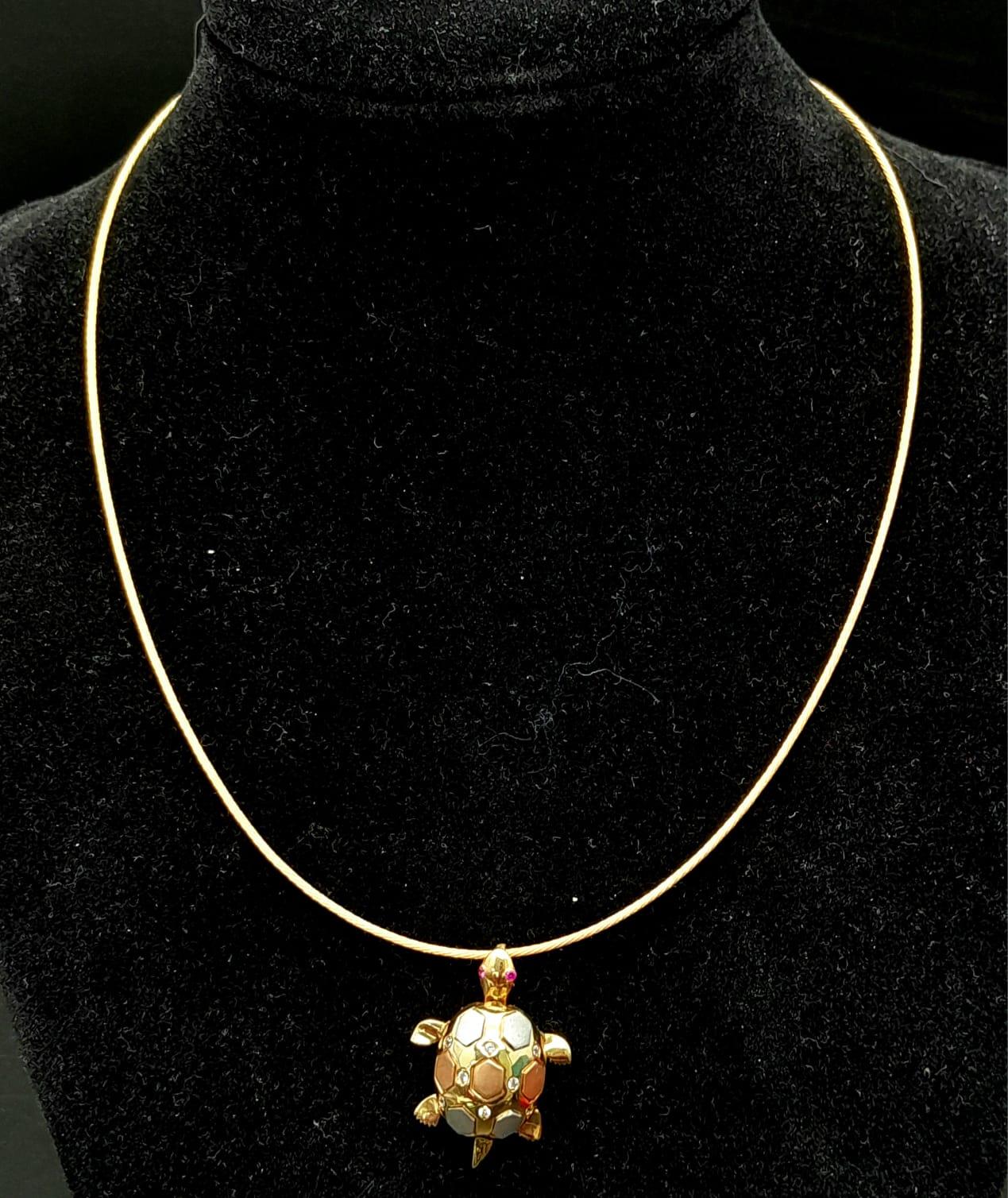 An elegant 18 K yellow gold necklace consisting of a wire rope with a three coloured tortoise - Image 2 of 11