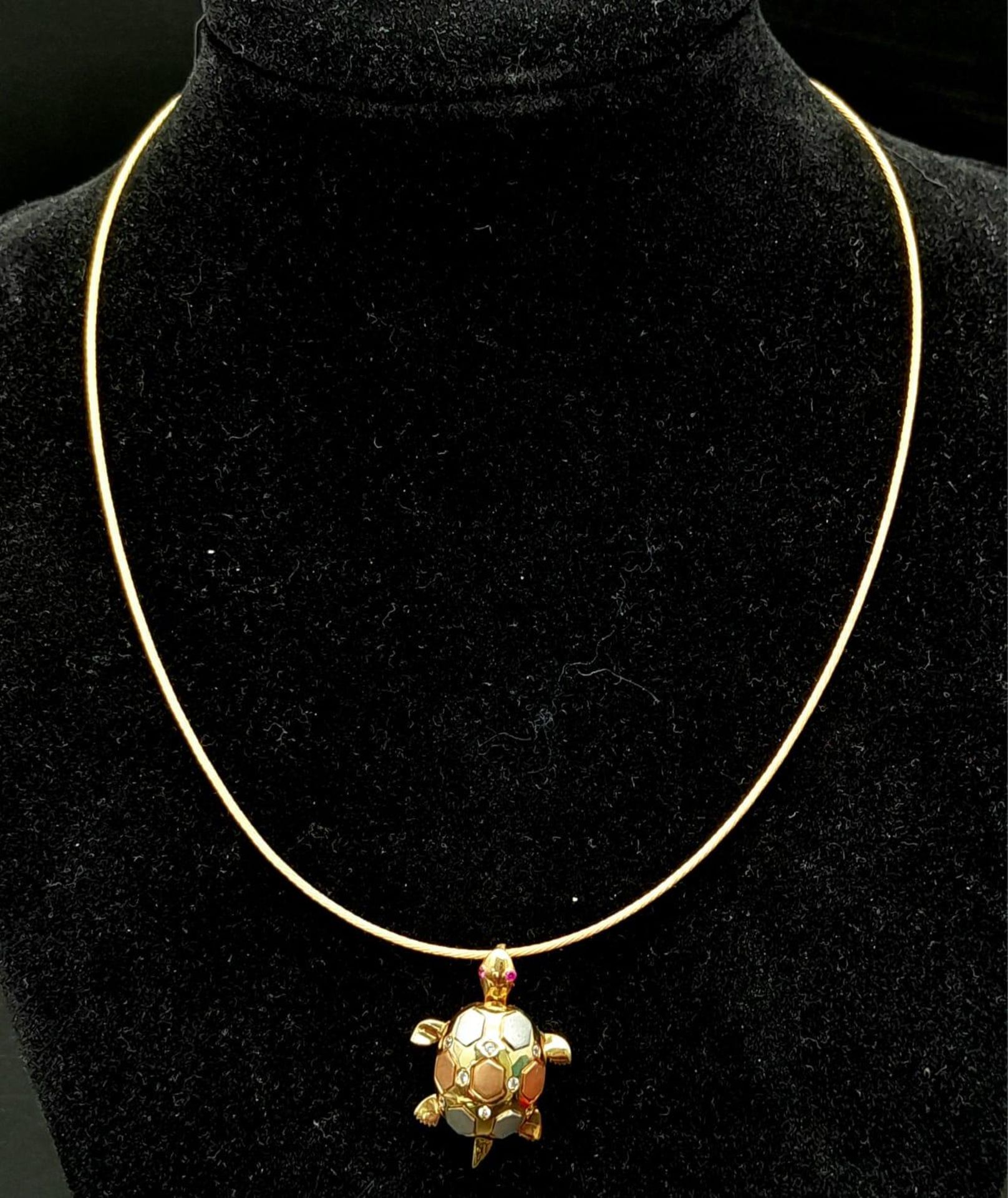 An elegant 18 K yellow gold necklace consisting of a wire rope with a three coloured tortoise - Bild 2 aus 11