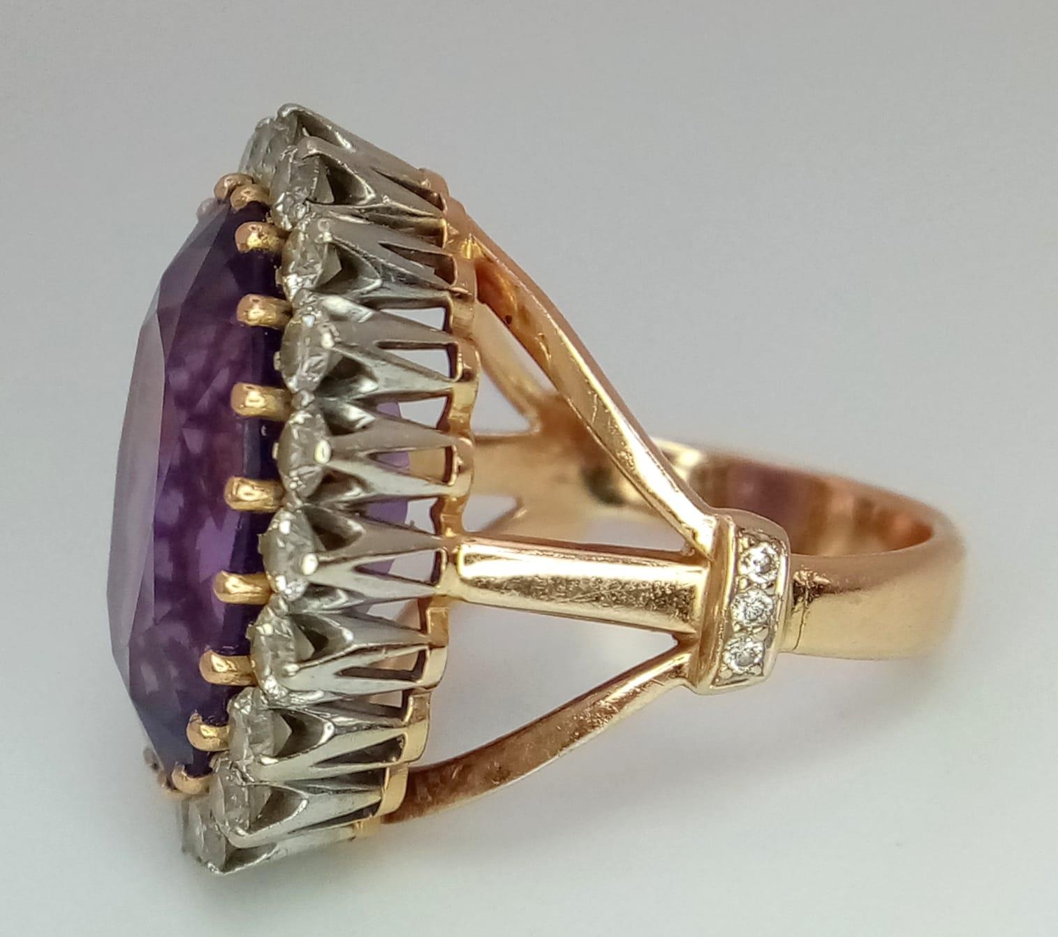 AN 18K YELLOW GOLD DIAMOND & PURPLE STONE ( BELIEVED TO BE AMETHYST ) COCKTAIL RING, WITH A LARGE - Image 5 of 6