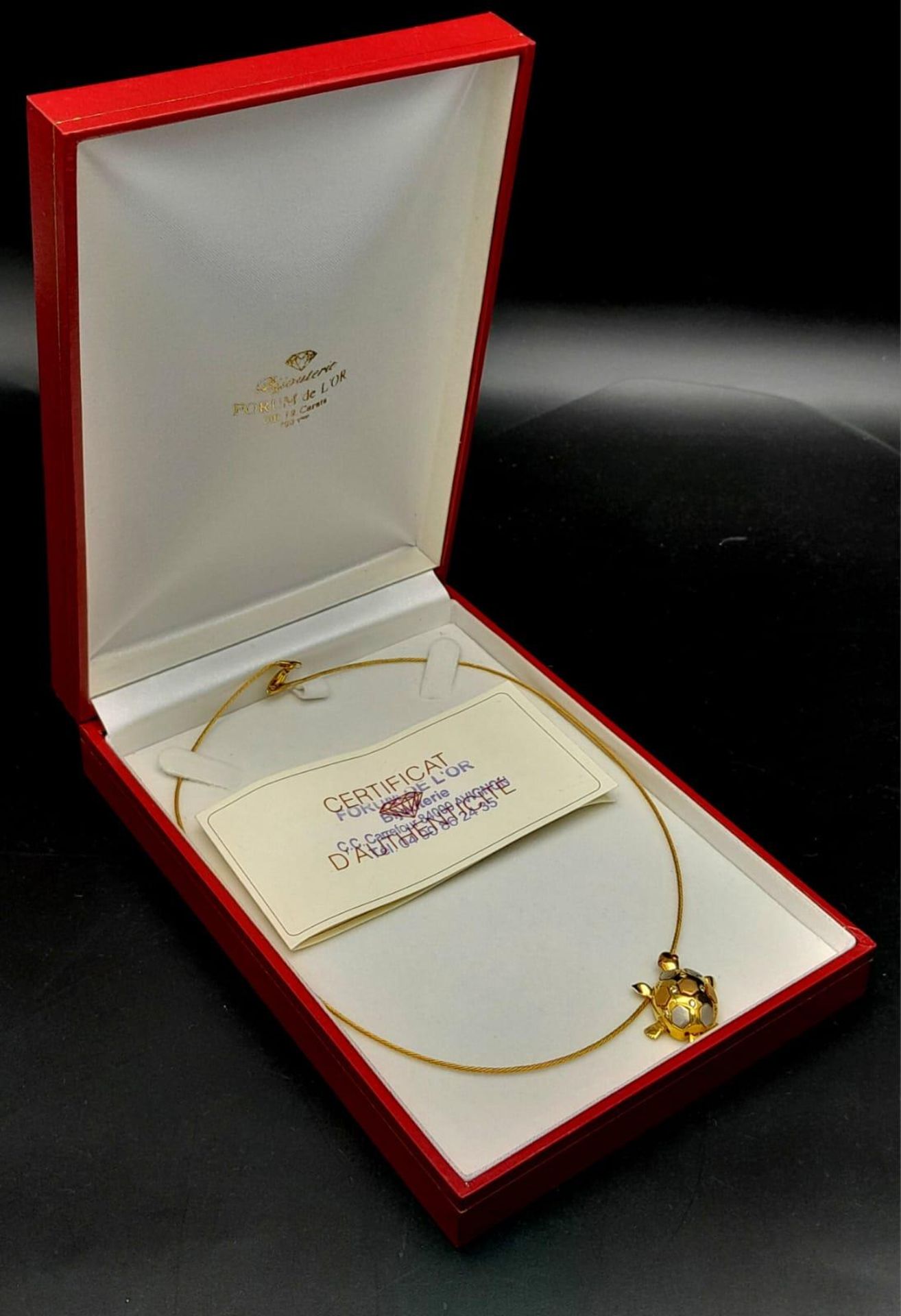 An elegant 18 K yellow gold necklace consisting of a wire rope with a three coloured tortoise - Bild 8 aus 11