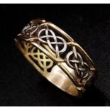 A 9K WHITE AND YELLOW GOLD BAND RING WITH INTRICATE OPENWORK SIDES . 2.5gms size P