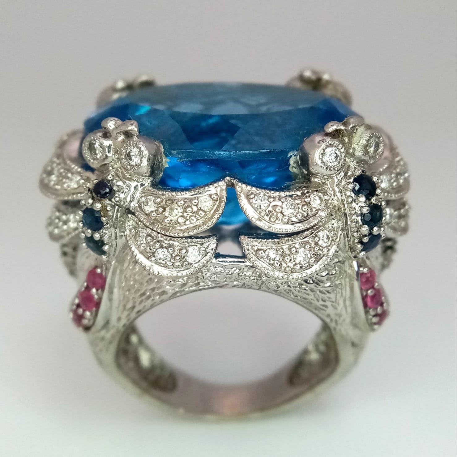 An 18kt White Gold Exquisite Fancy Cocktail Ring Set with Diamonds, Rubies, Sapphires & Emeralds - Image 2 of 10