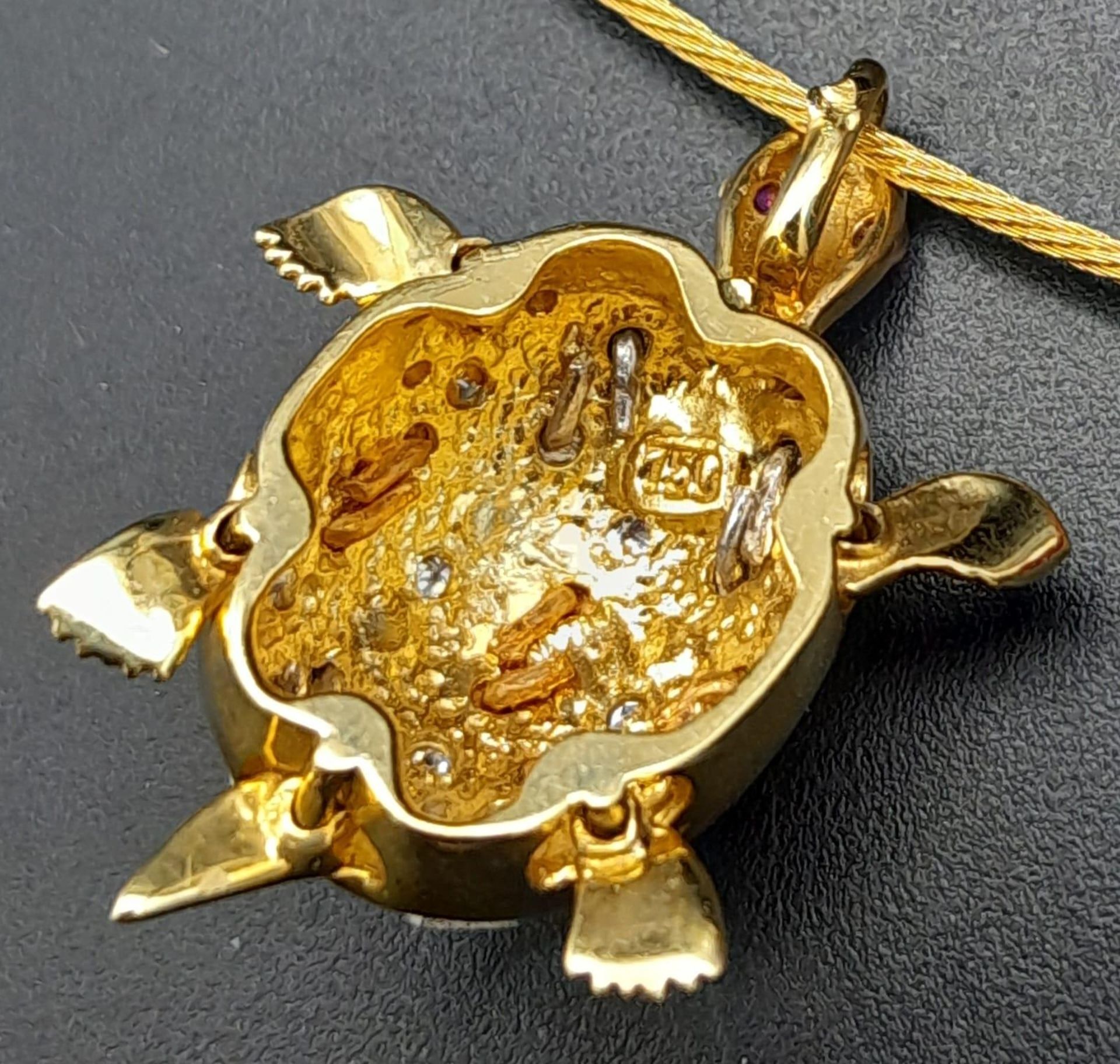 An elegant 18 K yellow gold necklace consisting of a wire rope with a three coloured tortoise - Bild 6 aus 11