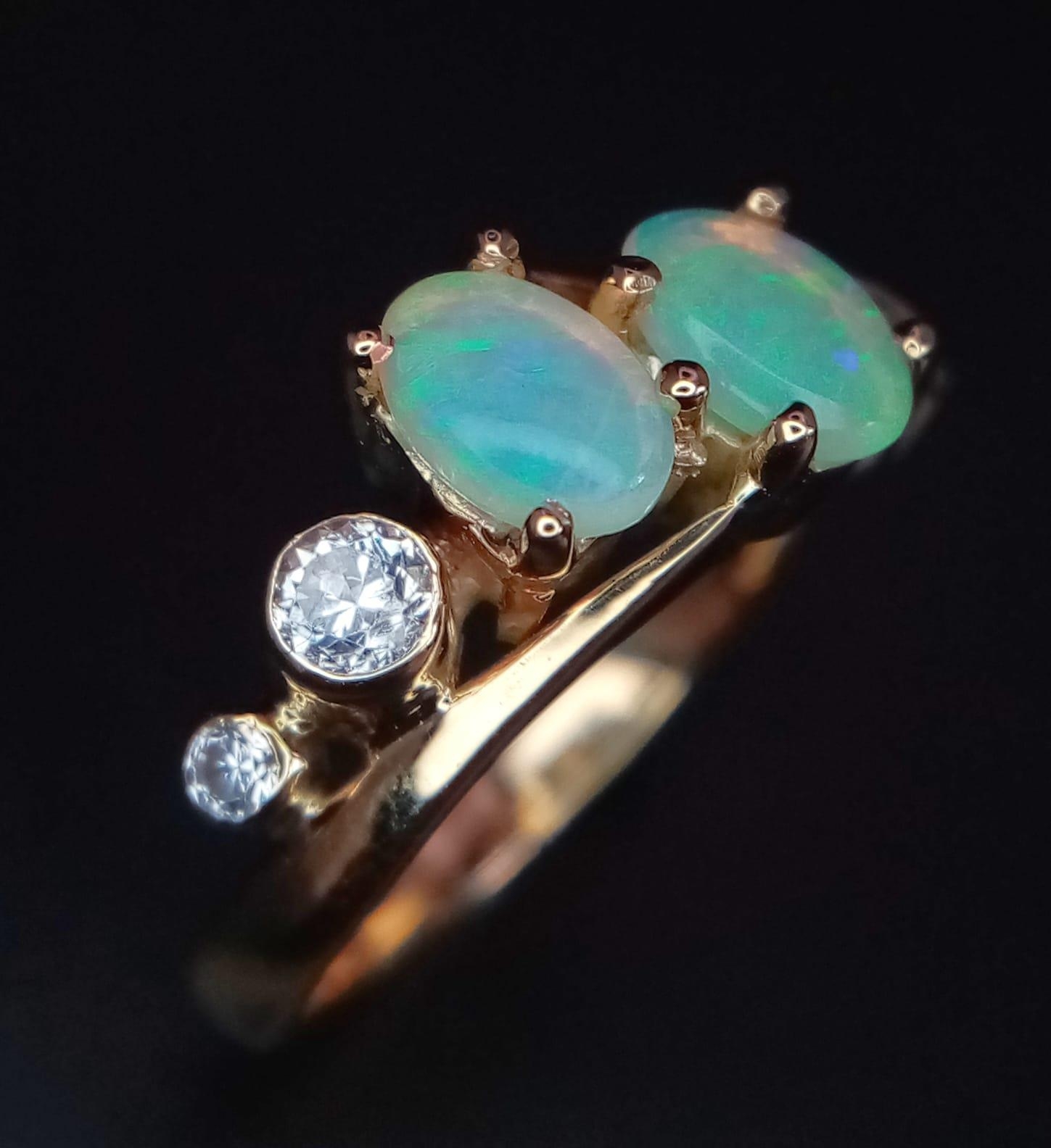 A STYLISH 18K YELLOW GOLD OPAL SET CROSSOVER RING, SET WITH 2 OPALS CENTRE AND FLANKED BY 2 CZ - Image 4 of 5