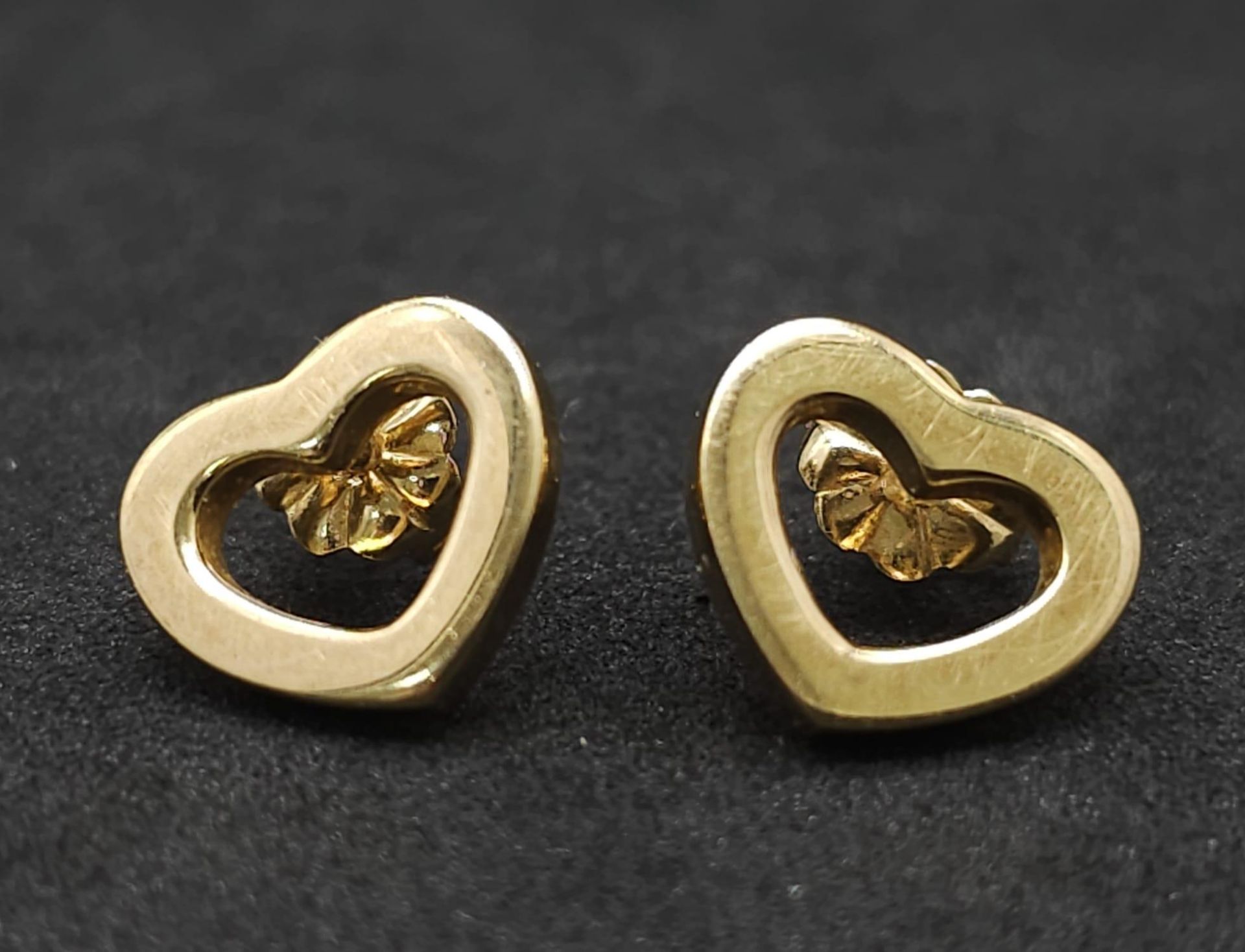 A CLASSIC PAIR OF TIFFANY & CO 18K YELLOW GOLD HEART STUD EARRINGS, WITH ORIGINAL TIFFANY & CO - Bild 2 aus 5