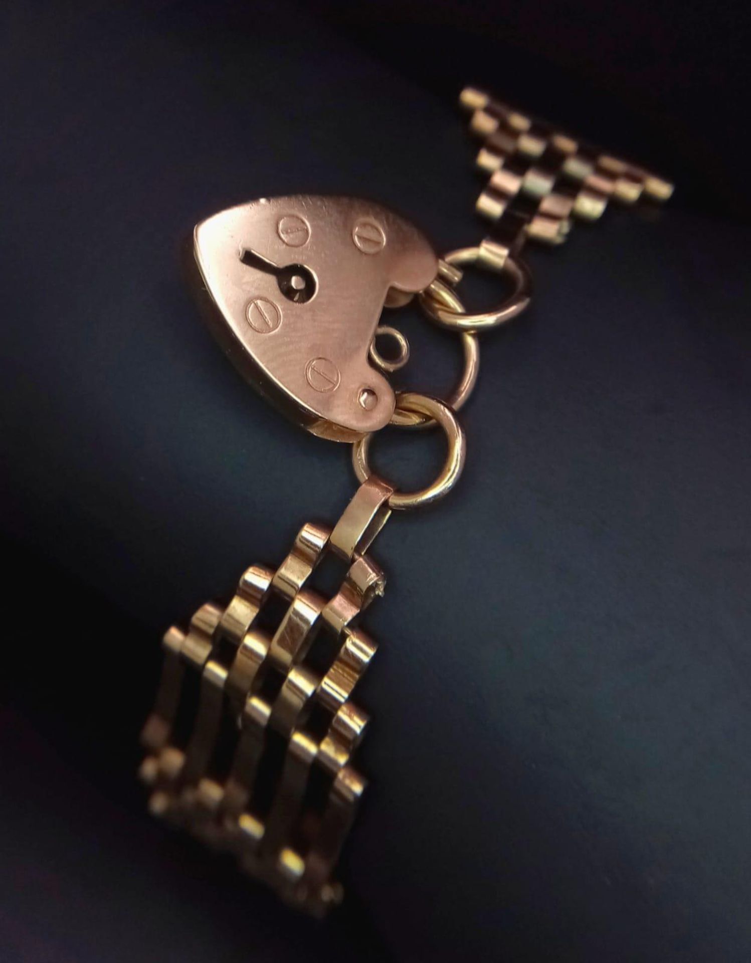 A VINTAGE 9K ROSE GOLD GATE BRACELET WITH INDIVIDUAL HALLMARKS ON EVERY GATE AND HEART SHAPED - Bild 2 aus 4