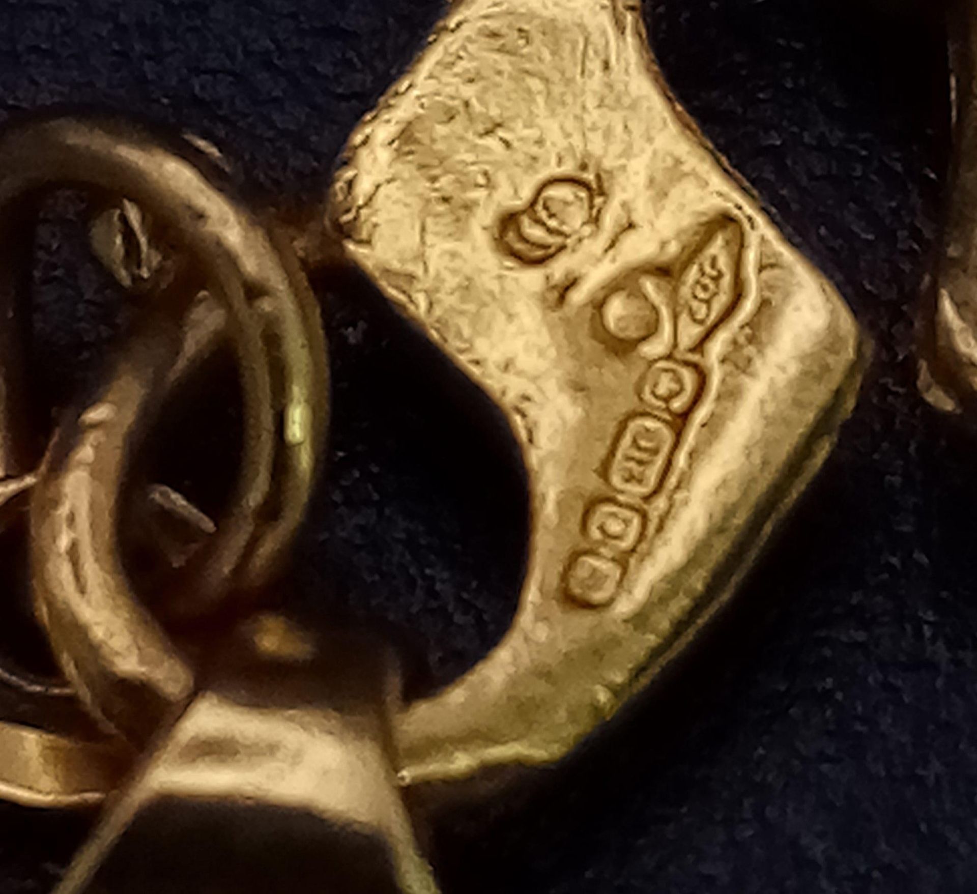 A 22K GOLD ASIAN STYLE BRACELET WITH HEART PENDANT . 11.2gms - Bild 4 aus 4