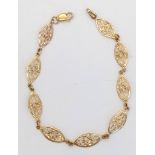 A delicate and very feminine 9 K yellow gold bracelet, length: 19 cm, weight: 2.9 g.