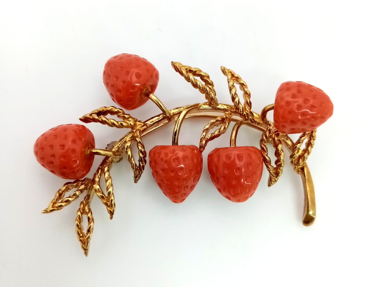 A vintage, 14 K yellow gold brooch with red coral strawberries. Length: 50 mm, weight: 15 g. 14249 - Image 3 of 4
