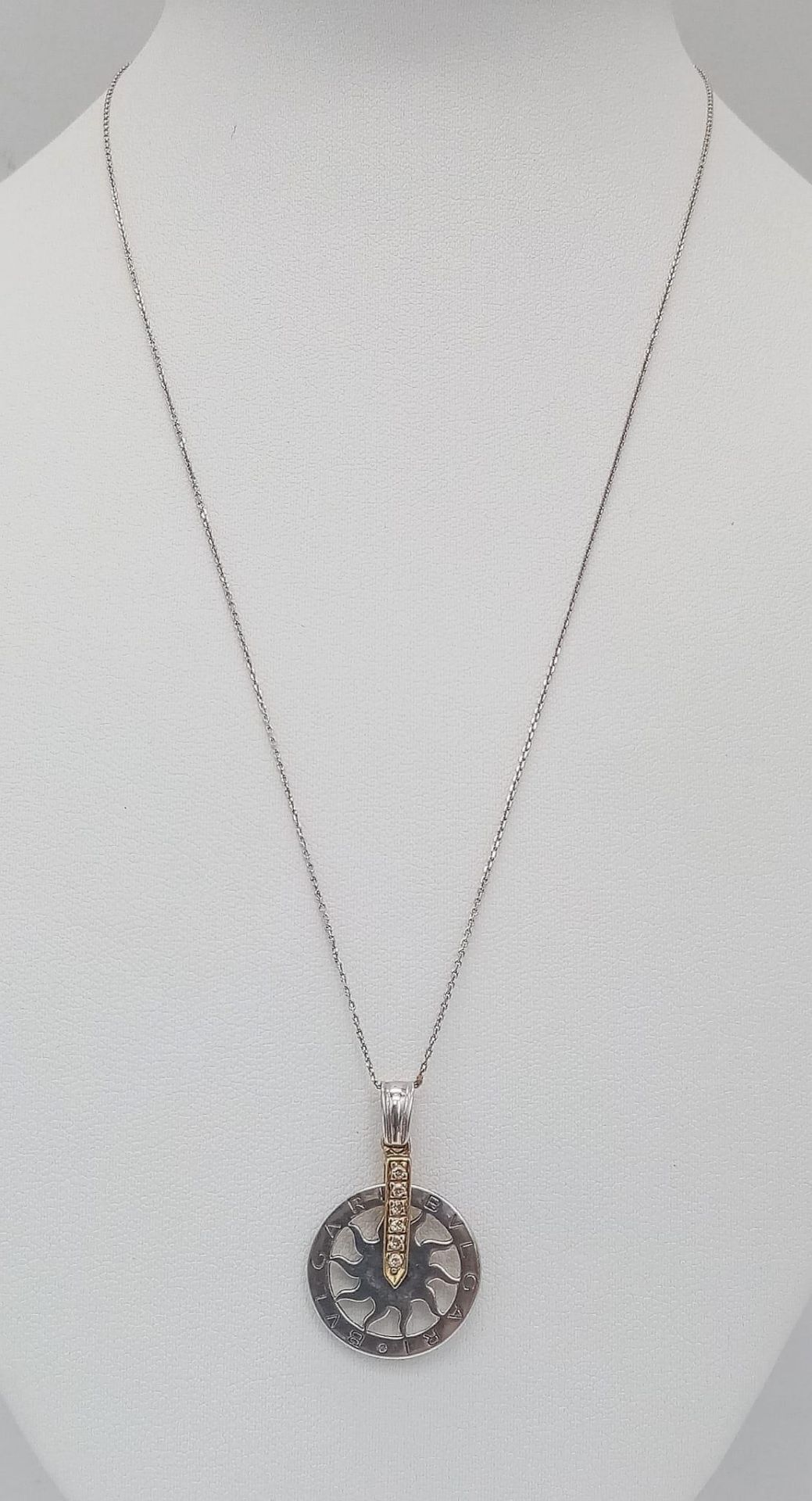 An 18 K white gold chain necklace with a BULGARI 18 K white and yellow gold pendant carrying six - Bild 2 aus 6