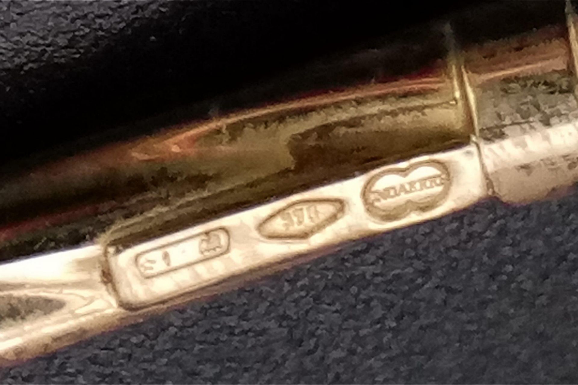 A 9K GOLD TWIST BANGLE . 3.8gms 7cms DIAMETER - Bild 4 aus 4