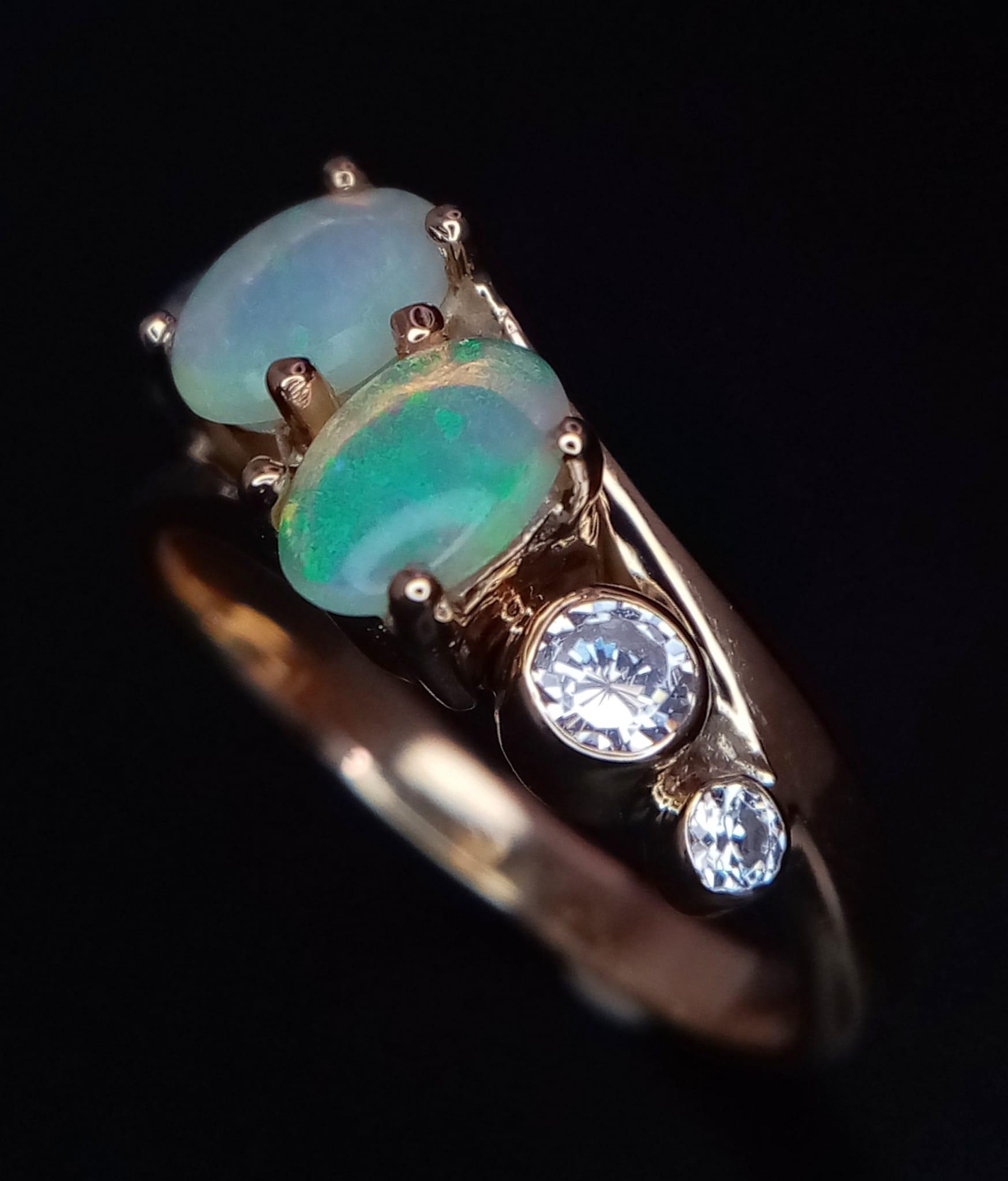 A STYLISH 18K YELLOW GOLD OPAL SET CROSSOVER RING, SET WITH 2 OPALS CENTRE AND FLANKED BY 2 CZ - Image 3 of 5