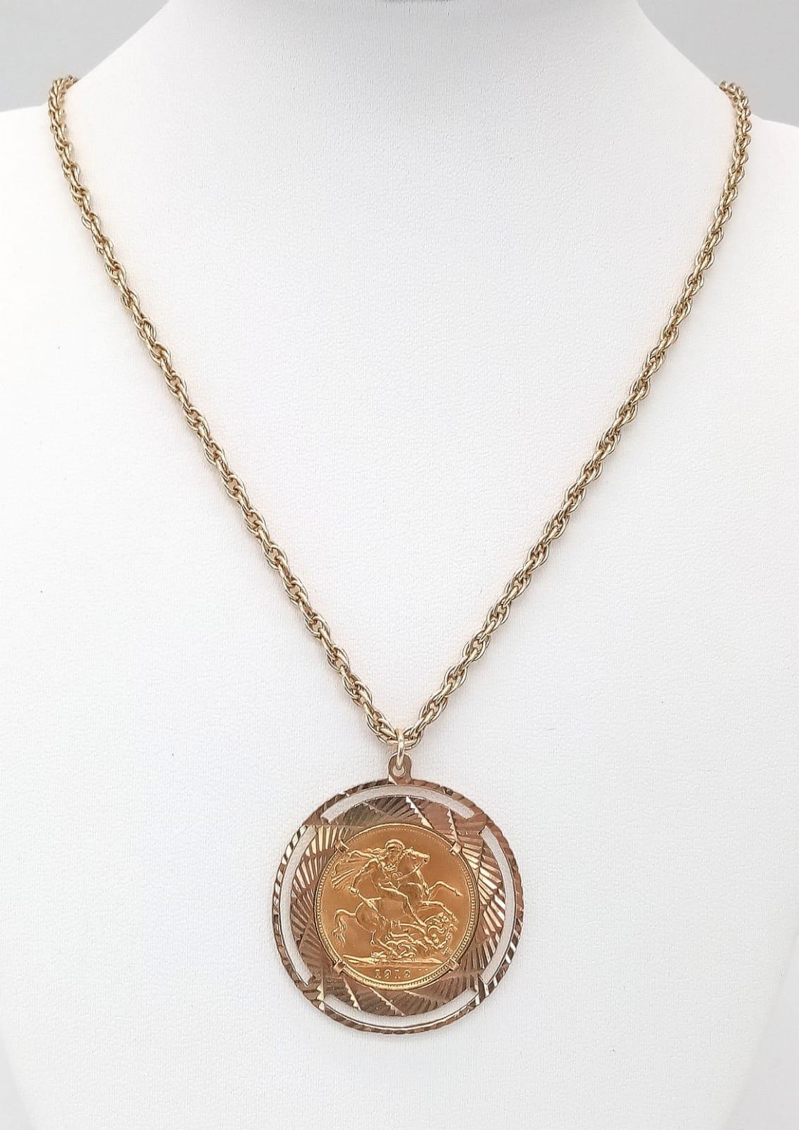 A 22K GOLD GEORGE V SOVEREIGN DATED 1912 SET IN A 9K GOLD CIRCULAR DISC WITH GEOMETRIC DESIGN AND ON