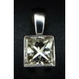 A very elegant, white gold pendant with a princes cut diamond (0.55 carats). Weight: 0.75 g.14251