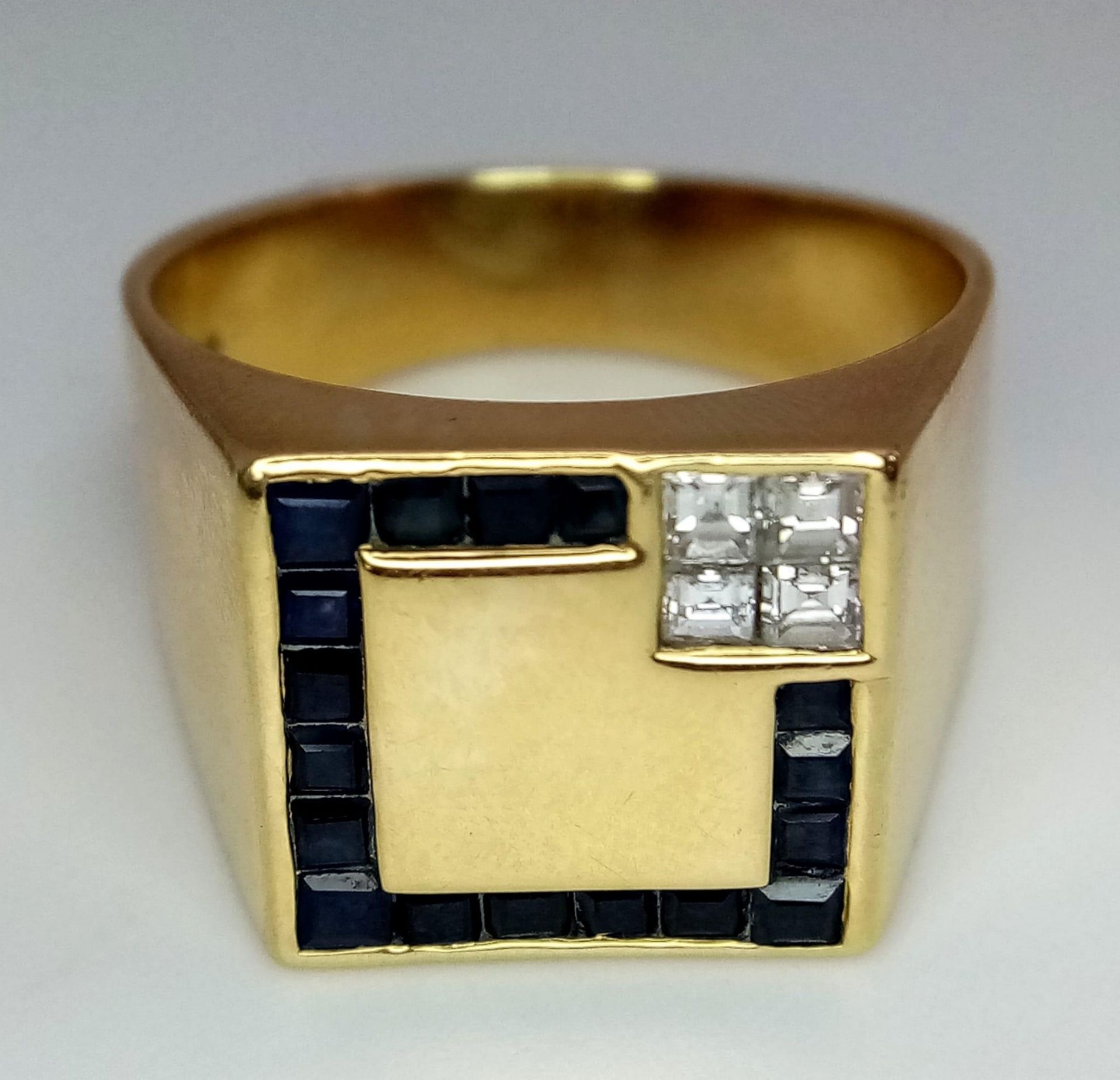 A gents, 18 K yellow gold cygnet ring with square cut blue sapphires and diamonds, size: W, - Bild 5 aus 7