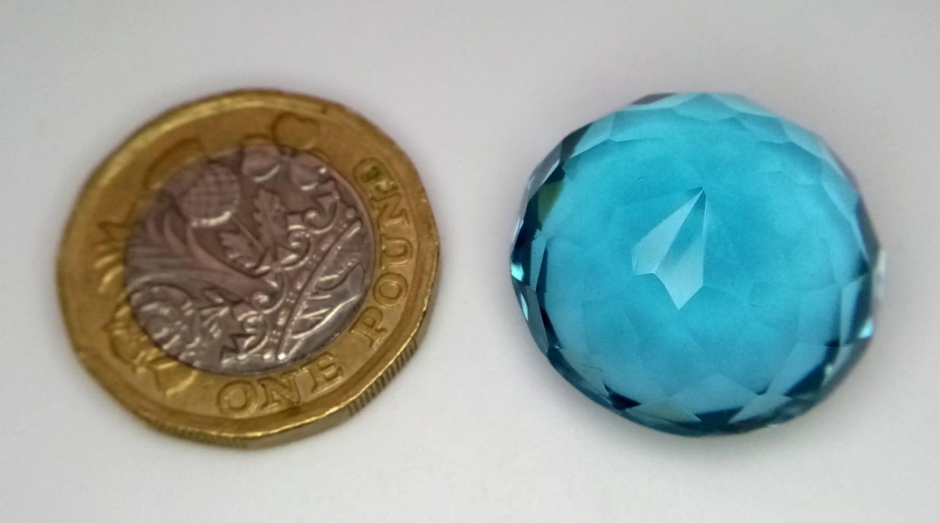 A Beautiful 37ct Round Cut Faceted Aqua Marine Gemstone. Trillion faceted cut base. No visible marks - Bild 4 aus 4