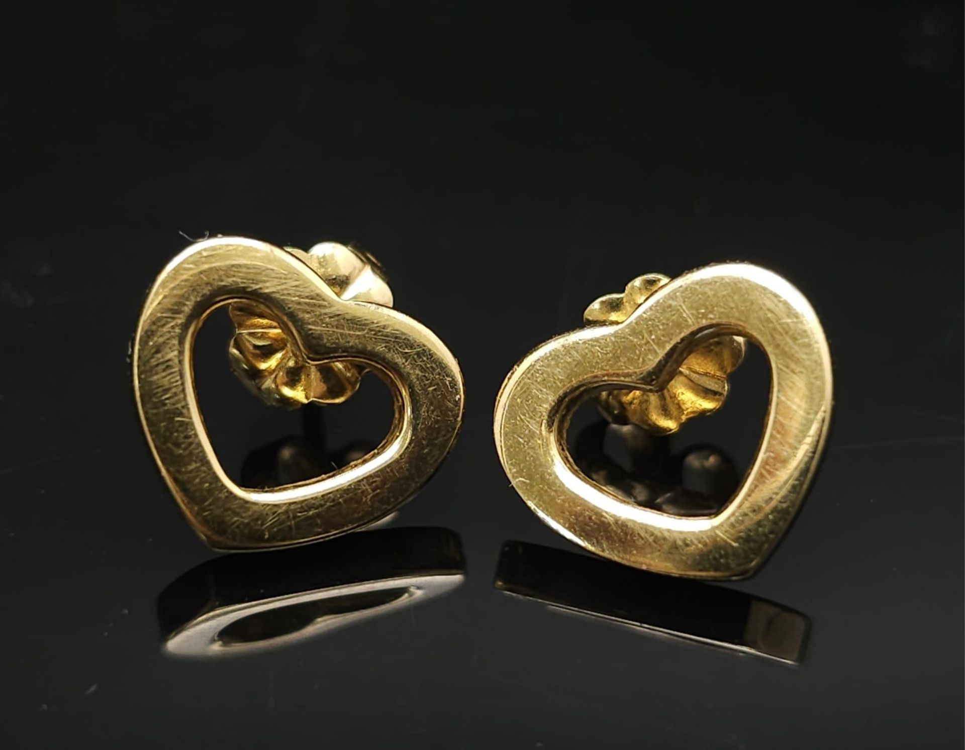 A CLASSIC PAIR OF TIFFANY & CO 18K YELLOW GOLD HEART STUD EARRINGS, WITH ORIGINAL TIFFANY & CO