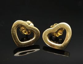 A CLASSIC PAIR OF TIFFANY & CO 18K YELLOW GOLD HEART STUD EARRINGS, WITH ORIGINAL TIFFANY & CO