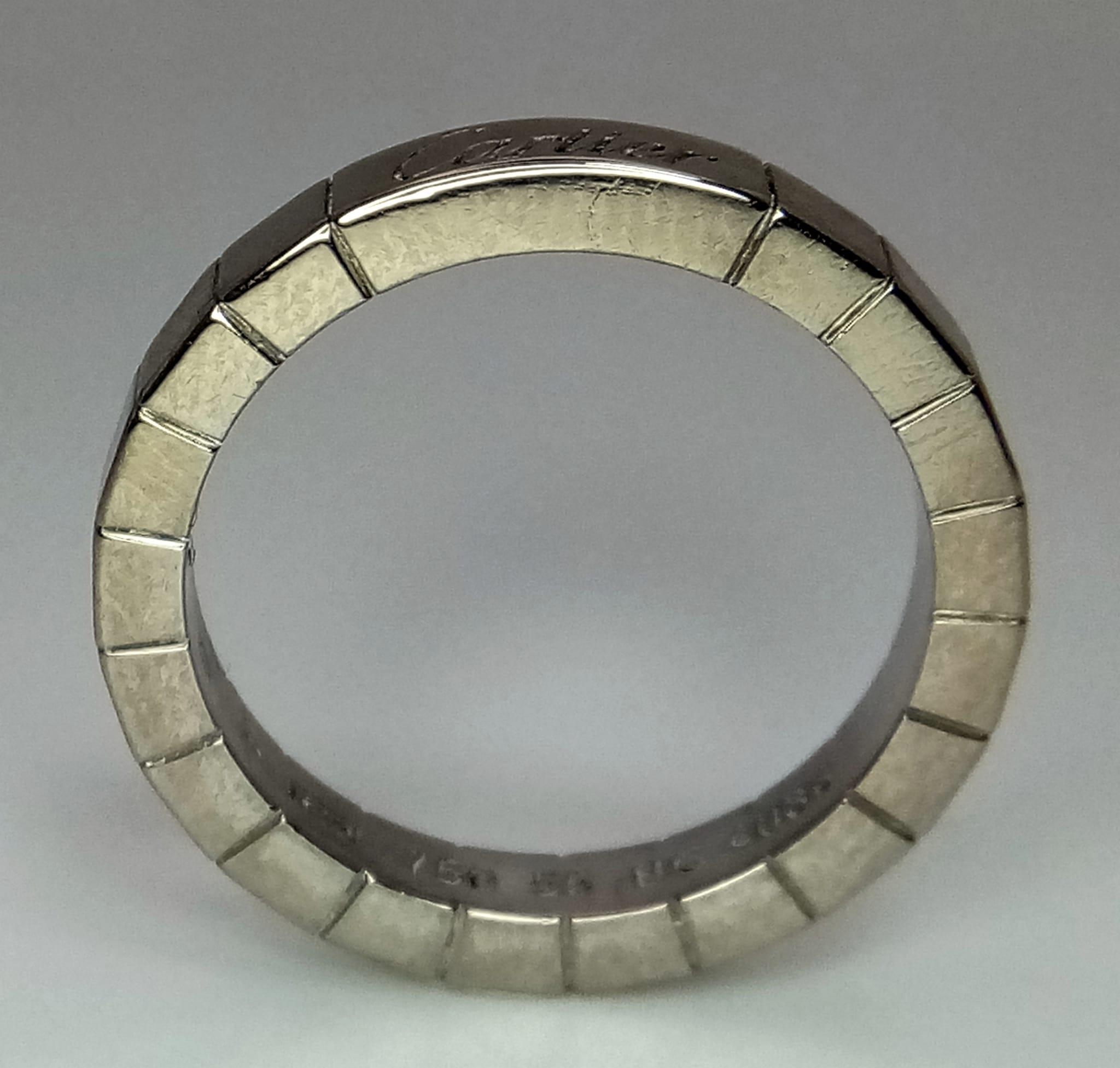 A vintage, 19 K white gold CARTIER band ring, fully hallmarked, size: O, weight: 6.7 g, in its - Image 5 of 8