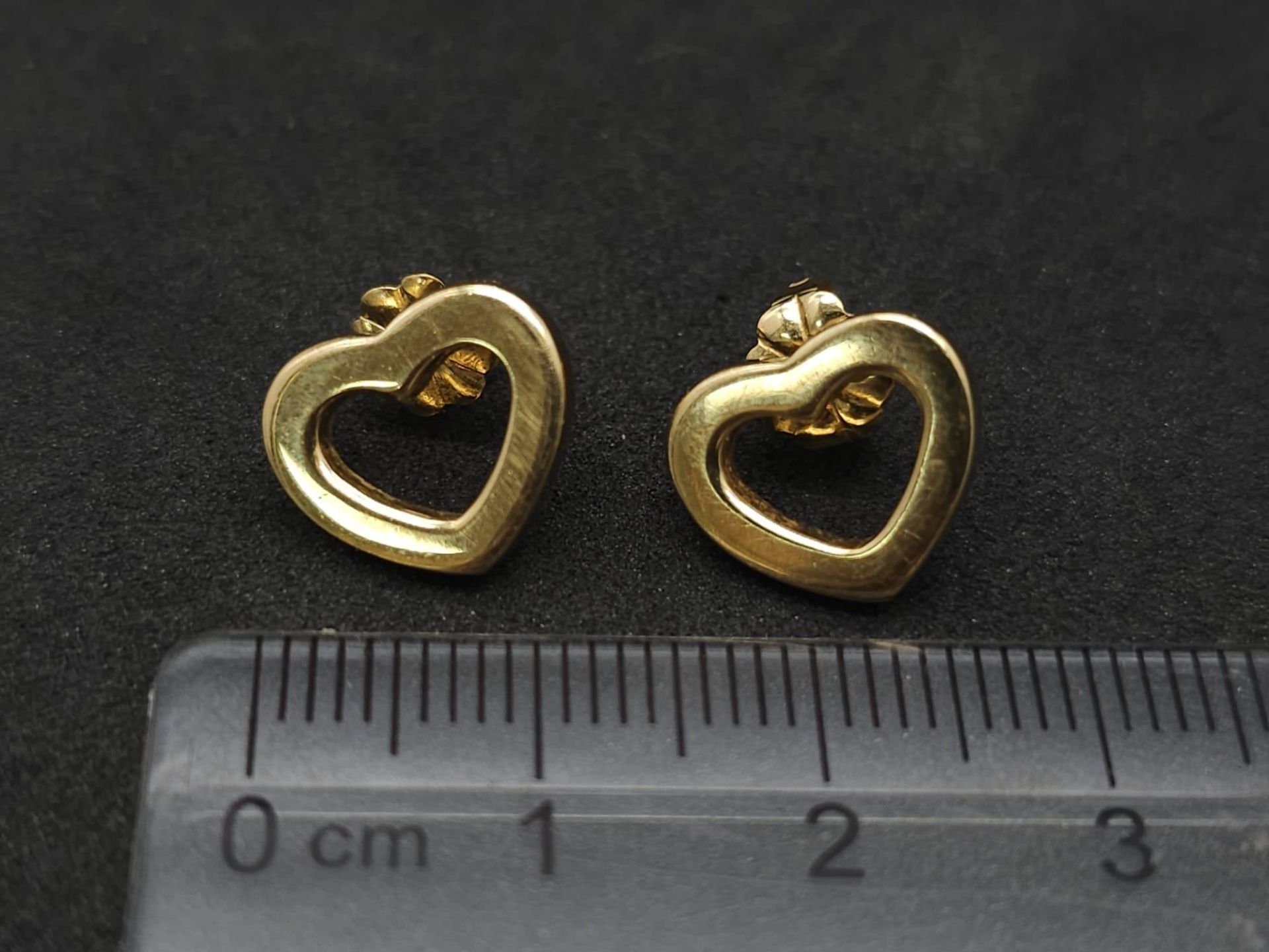 A CLASSIC PAIR OF TIFFANY & CO 18K YELLOW GOLD HEART STUD EARRINGS, WITH ORIGINAL TIFFANY & CO - Bild 5 aus 5