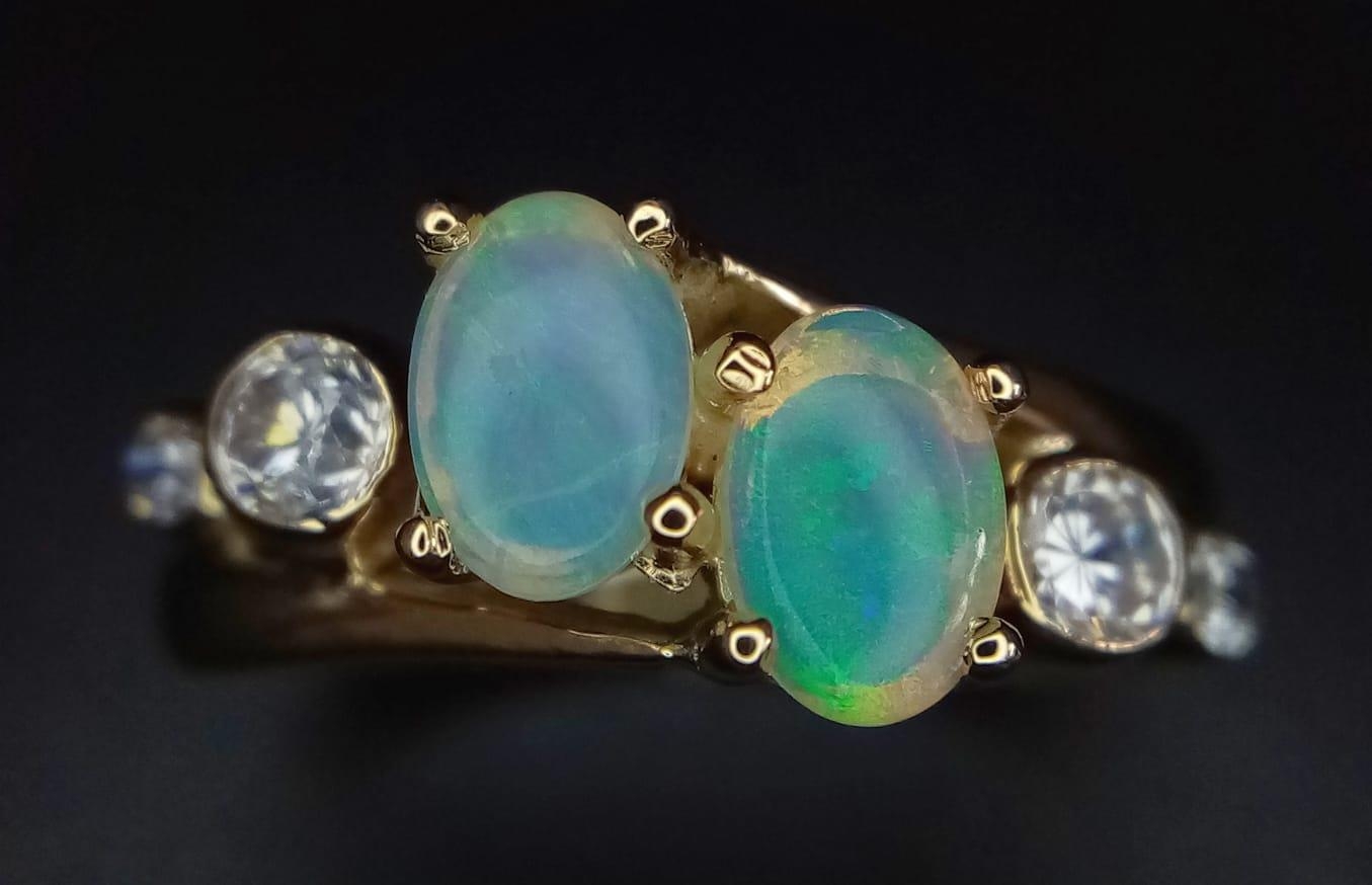 A STYLISH 18K YELLOW GOLD OPAL SET CROSSOVER RING, SET WITH 2 OPALS CENTRE AND FLANKED BY 2 CZ - Image 2 of 5