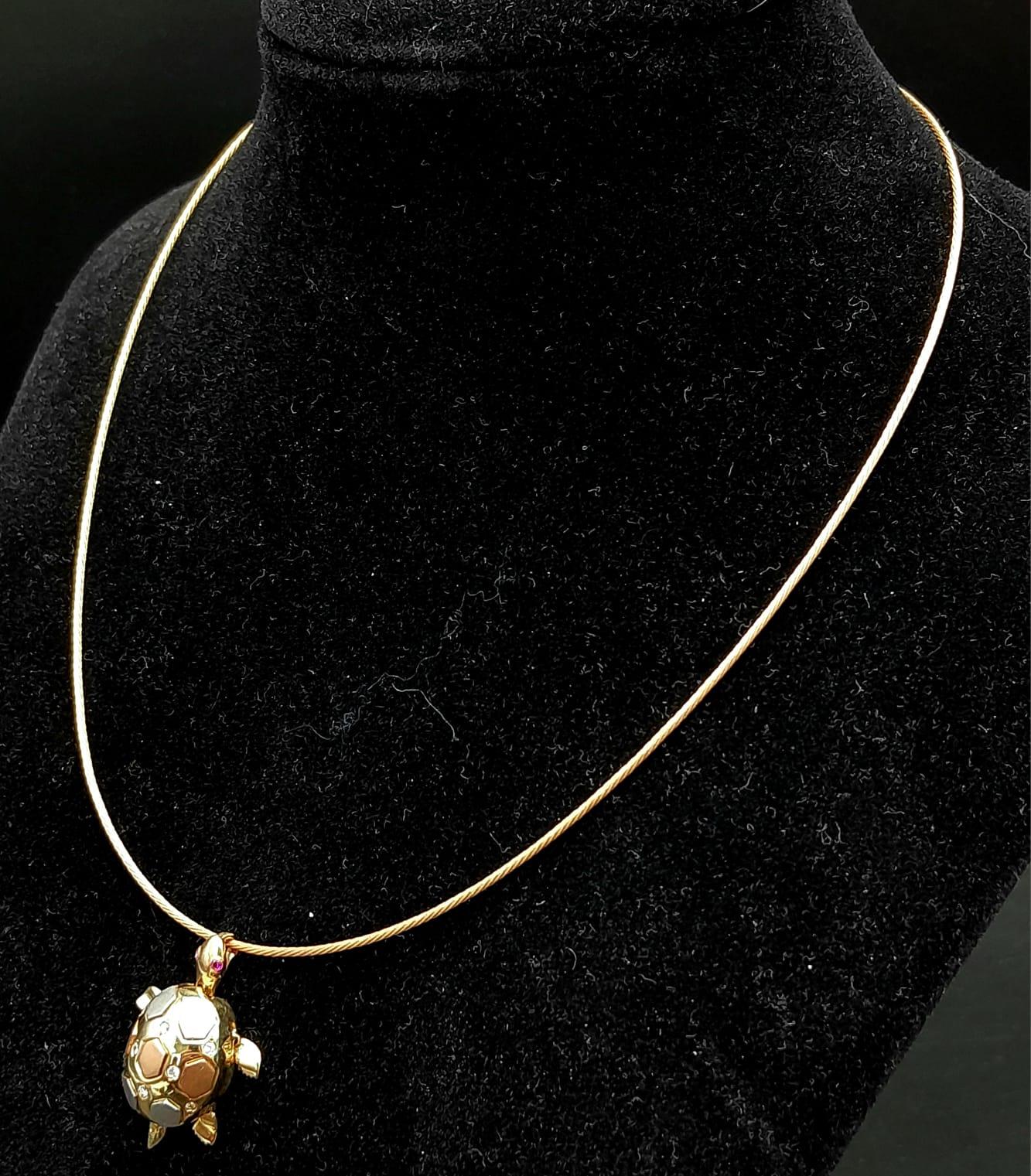 An elegant 18 K yellow gold necklace consisting of a wire rope with a three coloured tortoise - Image 3 of 11