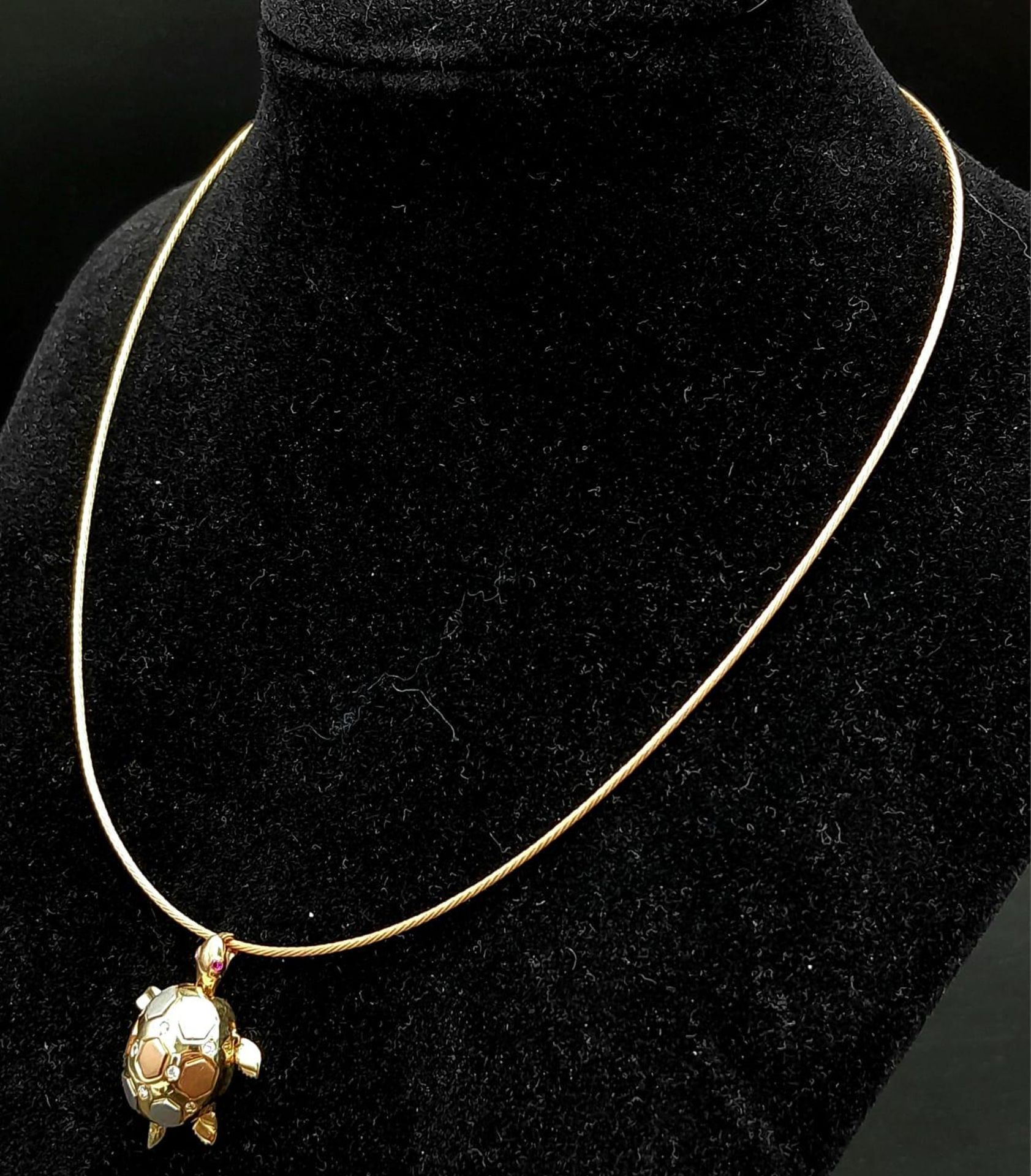 An elegant 18 K yellow gold necklace consisting of a wire rope with a three coloured tortoise - Bild 3 aus 11