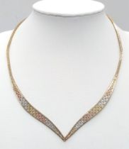 A STUNNING 3 COLOURED ITALIAN 9K GOLD CHEVRON NECKLACE WITH SAFETY CATCH . 10.6gms 40cms approx