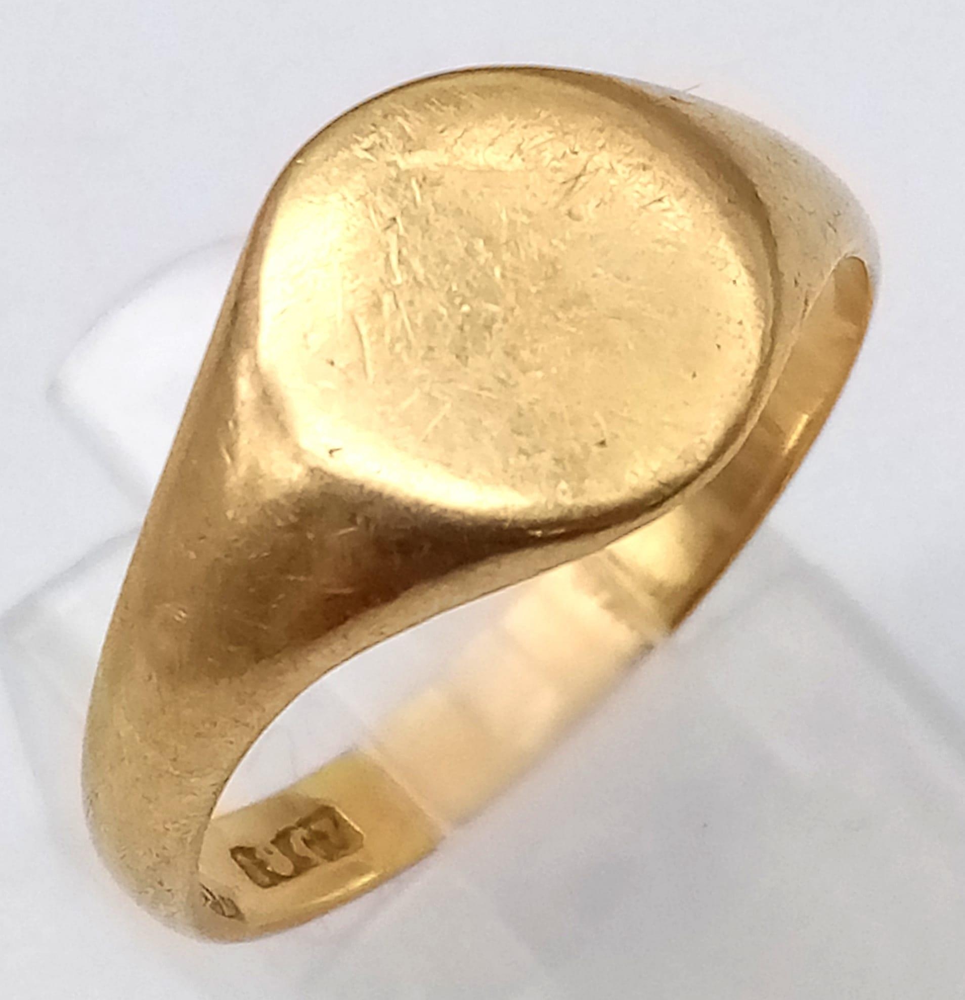 A Vintage 18K Yellow Gold Signet Ring. Size Q. 4.63g weight.
